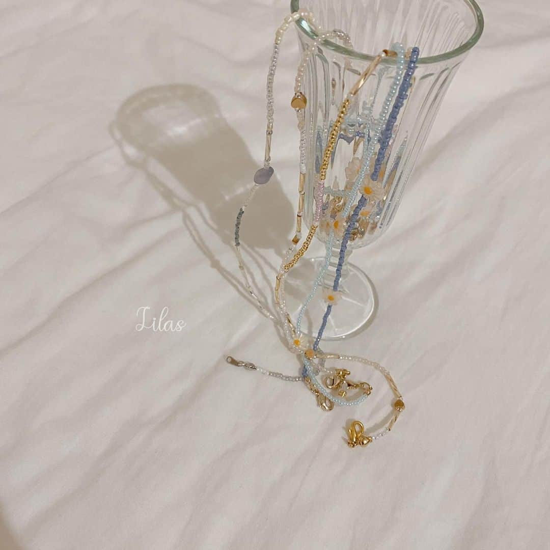 makoのインスタグラム：「* ハートとお花が人気だったので またちょこちょこ作ります♡ 何色系とかあればリクエストしてください〜🤞🏻🌼 #マクスチェーン #サングラスチェーン #handmade」