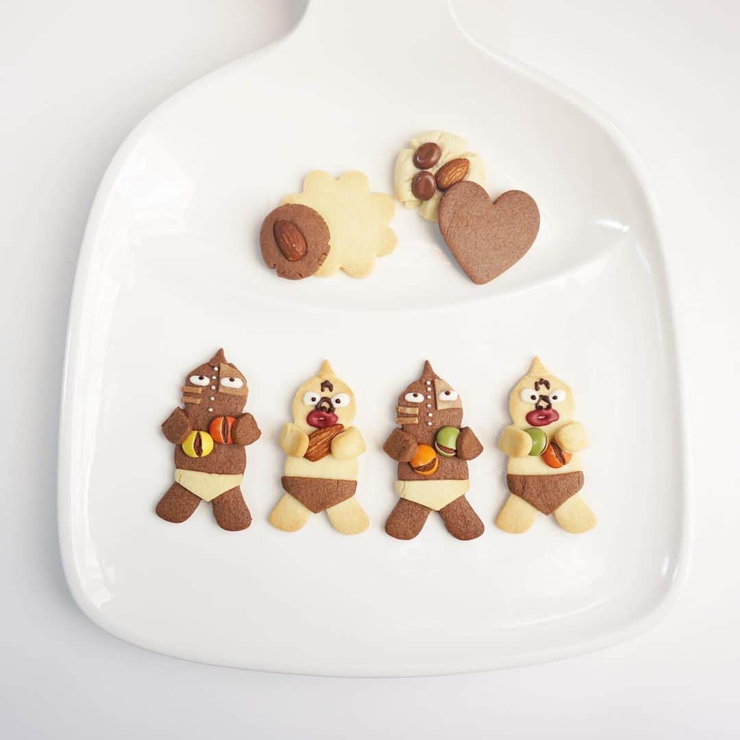玉村 麻衣子さんのインスタグラム写真 - (玉村 麻衣子Instagram)「逸材とバレンタインのクッキー作り☺︎ . 夫が大好きなキン肉マンの抱っこクッキー。 クマのクッキー型を使い、アーモンドやマーブルチョコを置いて手を折り返すだけ。 簡単なので逸材もできました^ ^ . 逸材はチョコペンでのデコレーションが楽しかったようで、ノリノリで描きすすめた結果…なかなかのインパクト。 5枚目の両サイドがグレート・ムタ並みの悪役レスラー感満載に！ 逸材の芸術が爆発しています٩( ᐛ )و . 過去のバレンタインは #我が家の全力バレンタイン で❤︎ . . #キン肉マン #芸術は爆発だ #バレンタイン#クッキー #抱っこくまクッキー#抱っこクマクッキー #だっこくまクッキー#だっこクマクッキー」2月14日 19時30分 - maiko_tamamura