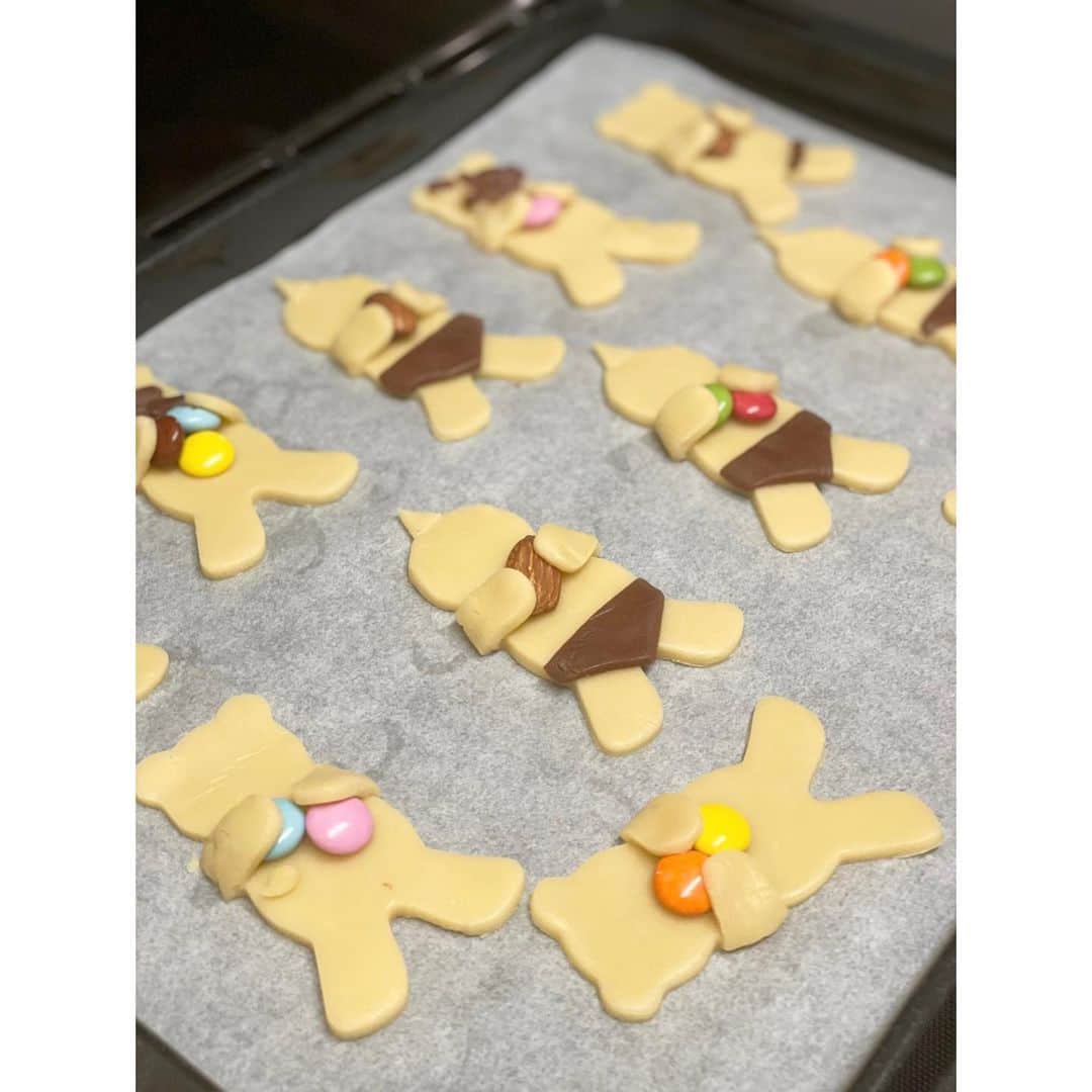 玉村 麻衣子さんのインスタグラム写真 - (玉村 麻衣子Instagram)「逸材とバレンタインのクッキー作り☺︎ . 夫が大好きなキン肉マンの抱っこクッキー。 クマのクッキー型を使い、アーモンドやマーブルチョコを置いて手を折り返すだけ。 簡単なので逸材もできました^ ^ . 逸材はチョコペンでのデコレーションが楽しかったようで、ノリノリで描きすすめた結果…なかなかのインパクト。 5枚目の両サイドがグレート・ムタ並みの悪役レスラー感満載に！ 逸材の芸術が爆発しています٩( ᐛ )و . 過去のバレンタインは #我が家の全力バレンタイン で❤︎ . . #キン肉マン #芸術は爆発だ #バレンタイン#クッキー #抱っこくまクッキー#抱っこクマクッキー #だっこくまクッキー#だっこクマクッキー」2月14日 19時30分 - maiko_tamamura