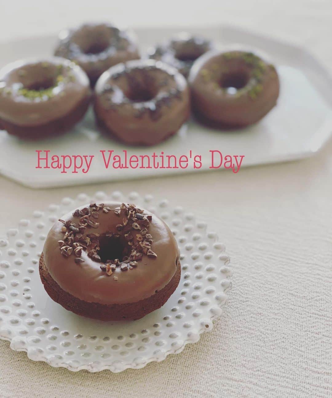 前田ゆかのインスタグラム：「Valentine'sday 🤎🤎🤎  チョコレートドーナッツ を焼きました🍩 揚げないヘルシードーナッツ！  昨夜の地震で被害に遭われた方に 心よりお見舞い申し上げます。  今後も余震に十分お気をつけてお過ごしください。  #gultenfree  #グルテンフリー #チョコドーナッツ #donuts🍩  #maeyukareshipi  #バレンタイン #バレンタイン手作り #カカオニブ #ピスタチオ #チョコレート #豆乳」
