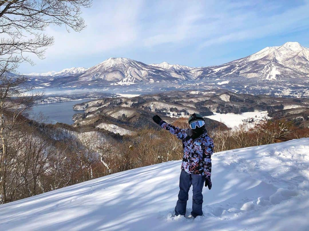 金泉紗恵子のインスタグラム：「.﻿ ※写真が消えていたので再投稿します🙇‍♀️ 【長野県　タングラム斑尾　野尻湖テラス】﻿ 昨年インスタのキャンペーンで当選し、タングラム斑尾　@tangram.madarao の宿泊券をいただきました🙌﻿ 翌日が平日でないと使えない券でしたが、せっかくいただいたので、なんとか利用したく💦﻿ 休みを取り、先日の木曜日、金曜日で1泊してきました☺️﻿ ﻿ 昨年行ってとても気に入ったタングラム斑尾❤️﻿ ホテル目の前のゲレンデからリフトに乗って、野尻湖テラスというところに行くことができます😋﻿ 野尻湖テラスからの景色が絶景😍（写真1〜4枚目）﻿ 野尻湖はもちろん、周辺の山々、黒姫、妙高、赤倉とスキー場もよく見えます😇﻿ 併設されたカフェで一息ついて景色を楽しむのも良いです☕️（写真5、6枚目）﻿ 扉が開いて換気もされているし、もともと席が離れた造りなので、感染対策は問題ないです🙆‍♀️﻿ 冬だけでなく、他の季節もとても綺麗みたいです😊﻿ スキーをしなくても、リフトに乗って景色を見に行くこともできます😆﻿ ﻿ ﻿ 1日目の木曜日は昼まで雪で昨シーズン楽しめなかったMADAPOWと言われるパウダーを楽しみ、夕方は恐ろしいほどの霧でヒヤヒヤしながら下山😂﻿ 数メートル先が見えないホワイトアウトは本当に怖いですね😱﻿ ﻿ 2日目の金曜日はピーカン晴れで、景色も楽しむことができました😌﻿ 第1リフトからは奥の方に佐渡島が見えたんです🤩﻿ 拡大すると少しだけ写真でも写りました🧐（写真7、8枚目）﻿ ここまで見える日は少ないみたいなのでラッキーでした🥳﻿ 長野から佐渡まで見えるってすごいですよね🤗﻿ ﻿  タングラム斑尾は宿泊代金、ホテルの雰囲気、斑尾高原スキー場とセットの全山のゲレンデの雪質やコースなどなど…﻿ 我が家では気に入っているスキー場の1つです💕﻿ 今のご時世、ぜひ行ってみてください！とは書きにくいですが、機会がある方はぜひ候補に入れてみてください😊﻿ @tangram.madarao さん、素敵な宿泊券本当にありがとうございました🥰﻿ .﻿ #nagano #nojiriko #tangrammadarao #madarao #madapow #snowboarding #snowboard #ski #followme #斑尾 #斑尾高原 #タングラム斑尾 #タングラムスキーサーカス #野尻湖 #野尻湖テラス #絶景 #スキー場 #スノボ #雪山 #旅行好きな人と繋がりたい #スノボ女子 #長野 #信州 #長野県」