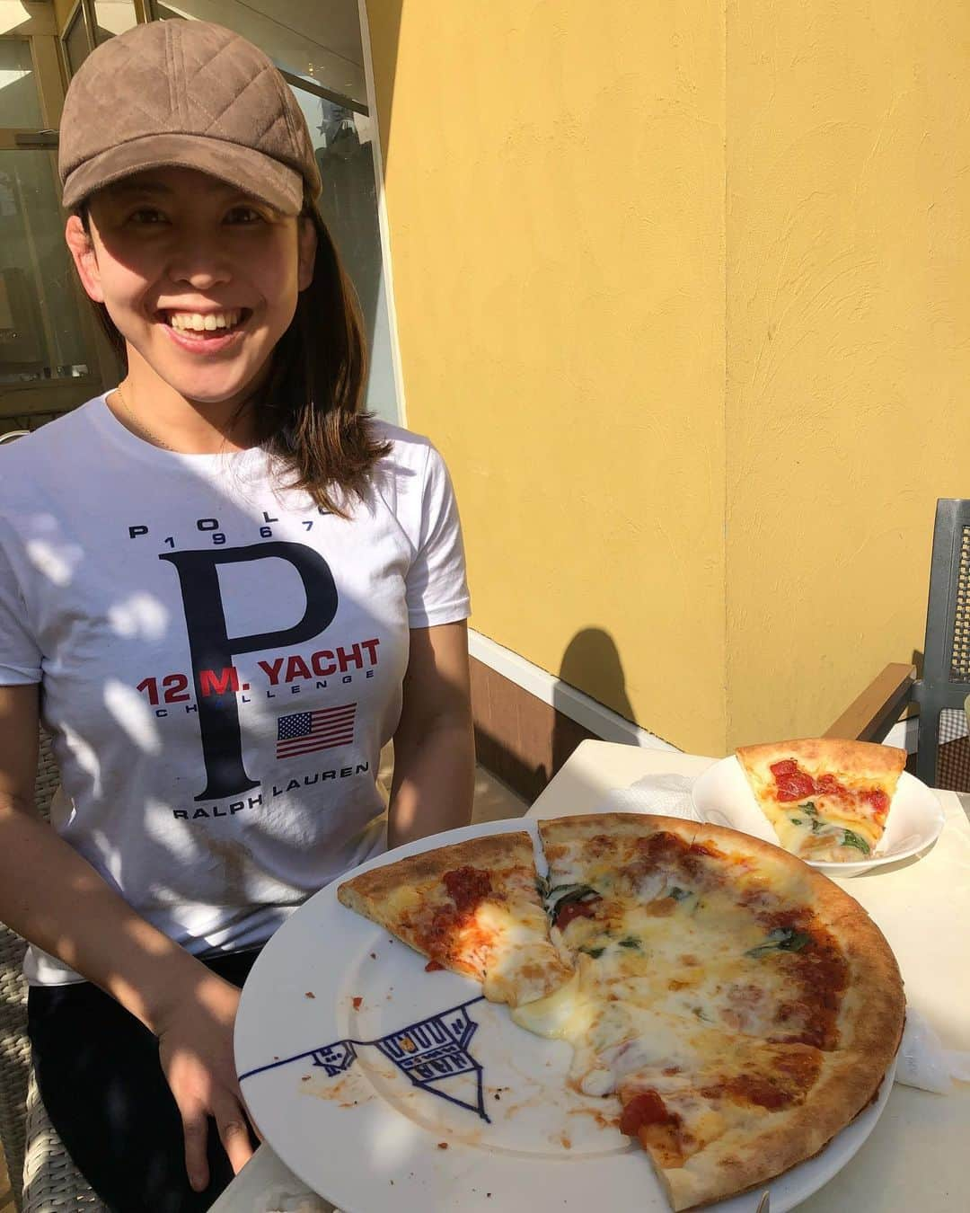 しなしさとこのインスタグラム：「. . ドギーズ小谷流② ランチにピザとチキン🍕 良い天気なのでテラスが 気持ちいい☺️✨🌸🐕 . .  #しなしさとこ #satokoshinashi #格闘技 #女子格闘技 #ジョシカク#黒シュナ #giantschnauzer #ジャイアントシュナウザー #シュナウザー #schnauzerworld #1歳犬 #シュナスタグラム #犬プール #ドッグラン #ドッグランプール #ドッグカフェ#大型犬のいる生活 #大型犬のいる生活#しなしさくらお嬢#ドギーズアイランド小谷流 #ドギーズアイランド #ドギーズ #小谷流ベーカリー」