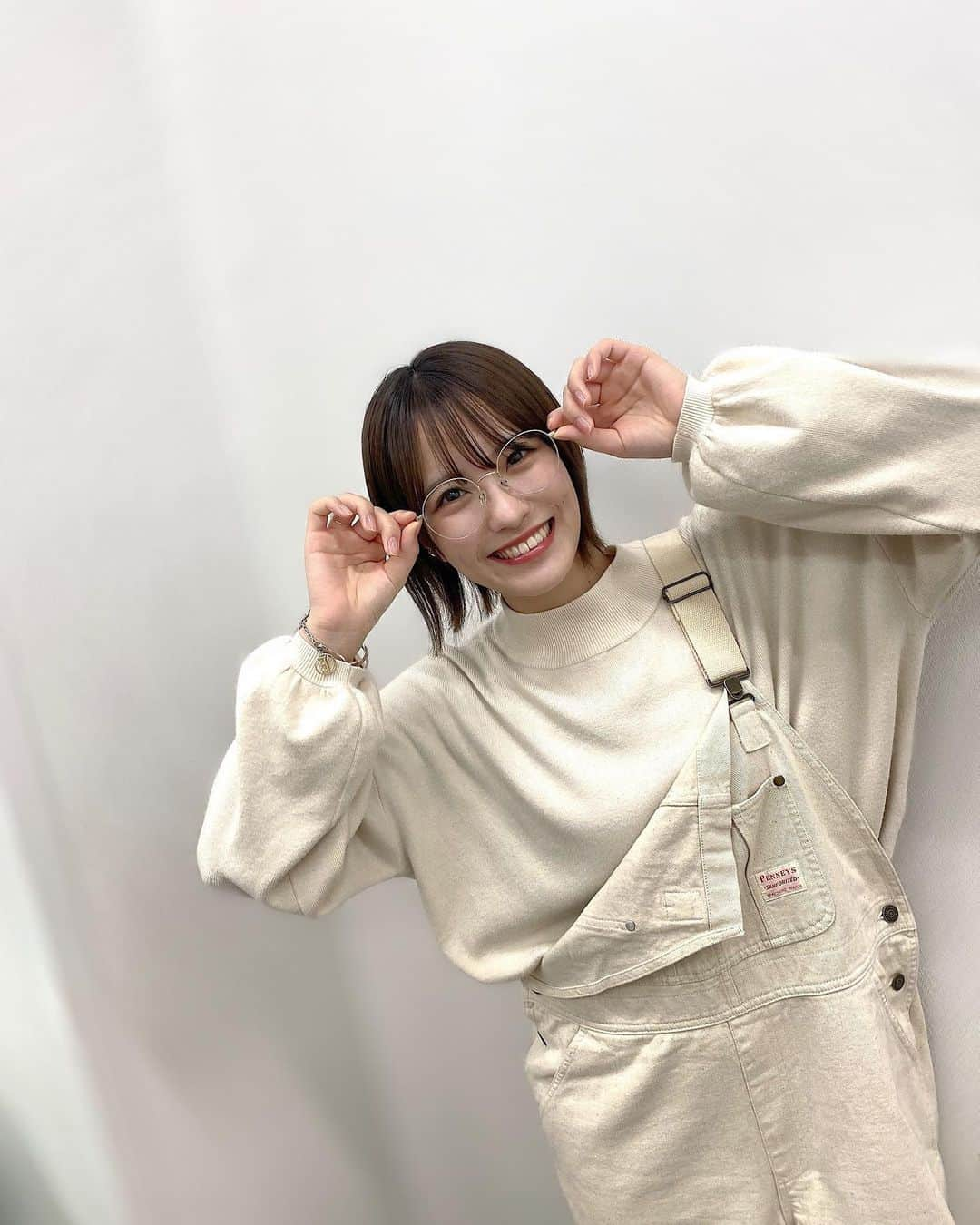 小嶋花梨さんのインスタグラム写真 - (小嶋花梨Instagram)「今日の私服🏷﻿ ﻿ ﻿ 珍しく #オーバーオール に #メガネ 🤎﻿ たまにはありかな？」2月14日 19時44分 - nmb_kojima_48