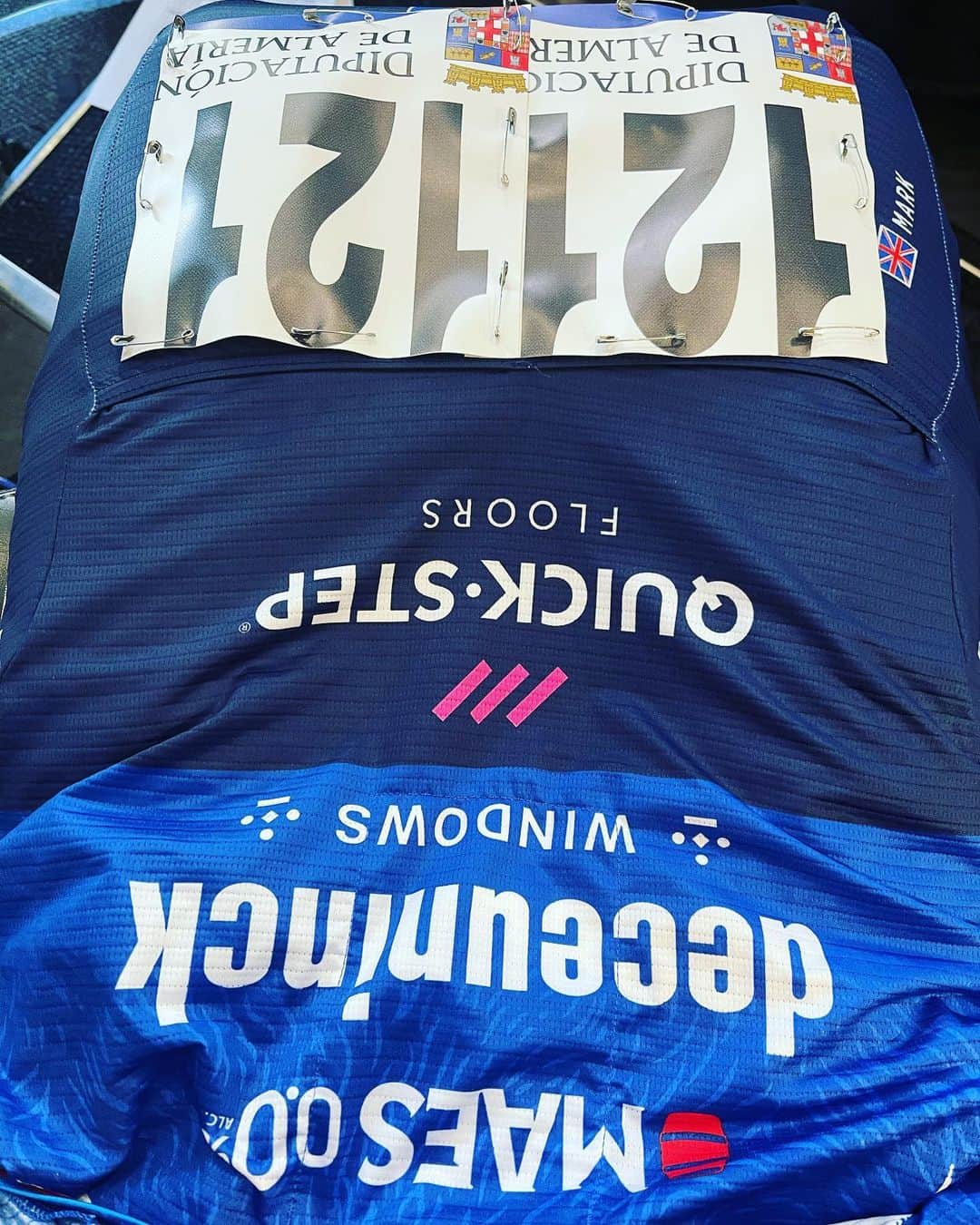 マーク・カヴェンディッシュのインスタグラム：「Wouldn’t be a bike rider without posting a photo of my jersey and numbers before the first race of the season.. Clásica de Almería today with @deceuninck_quickstepteam . Let’s have it 👊👊👊👊」