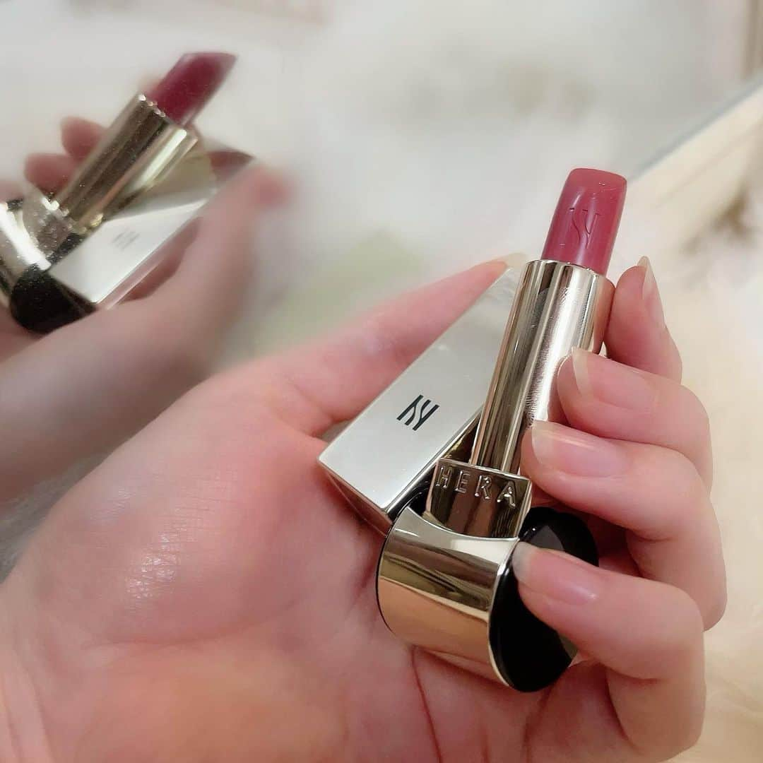 華妃 のインスタグラム：「HERAの口紅💄  まずデザインがかわいい！(大事) 彫刻が美しい！  テクスチャは生チョコみたいで コンディション悪めの唇に乗せても 大丈夫でした🙆🏻👌✨  色は肌なじみのいい ベージュとピンクの中間色で 味🤣は、私の大好きなピーチ風🤤  昨夜の地震、大丈夫でしたでしょうか。 私は写真の大型鏡が被害に合い、 (高かったのに😭) 壊れてしまいました。  中々、慌てずにというのは 難しいものですが、 皆様まずは落ち着いて行動されてくださいね。  ---------------------❀✿❀✿----  🛍 @qoo10.official   ---❁❁❁-------------------------  #Qoo10 #Qコス #hera #ヘラ #韓国コスメ #海外コスメ  #pr #コスメマニア #コスメ #コスメレビュー #コスメ部 #コスメレポ #韓国コスメレビュー #コスメ好きさんと繋がりたい #コスメ好きな人と繋がりたい」