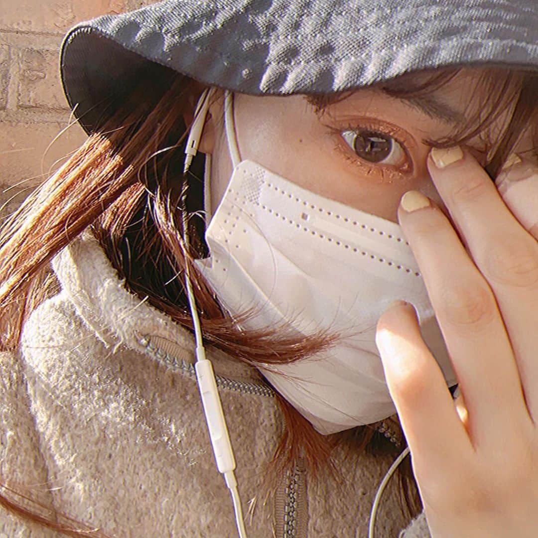 あいりおおかわのインスタグラム：「ここ数日でAirPodsのケースなくしたりPASMOなくしたりしたけどどっちもその日のうちにお忘れ物センターみたいなところに届いてた、届けてくれた方ありがとうございます、日本サイコー、ネイルは黄色！」
