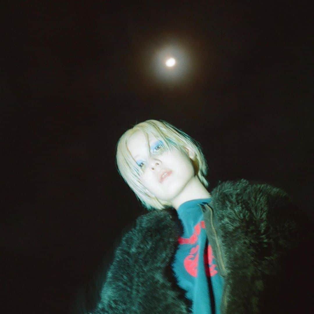 UCARY & THE VALENTINEのインスタグラム：「Happy Valentine's day❤️  今年のバレンタインデーは @magazinestudy にてオンラインZINEが公開されました。 私のキャリアについての記事です。 私の一番信頼しているインタビュアーであり、大好きな雑誌。 そして　@ikenoshiori さんの写真もめちゃお気に入りです。 @always.sleepy.mho さんの衣装もめちゃ素敵です。  みなさん、　@magazinestudy のリンクから記事読んでみてください❤️  素敵なバレンタインデーを⭐️ いつもありがとうございます、みんな大好きです。」