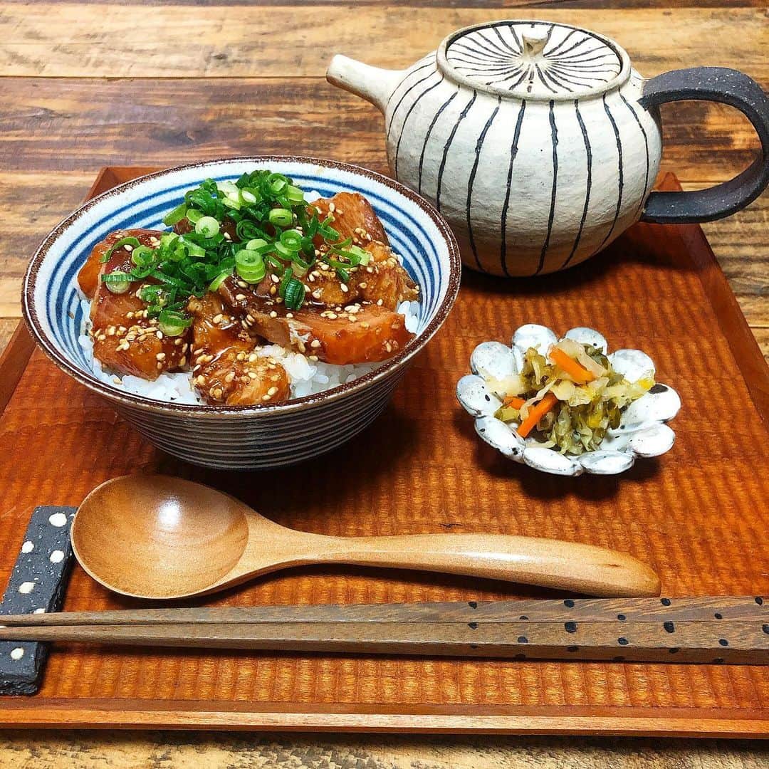 chaako ちゃあこのインスタグラム：「2021.2.14 * * 再びのpostです(* ´艸｀) 1日に2回もpostするとか、いつぶりやろー(笑) * 晩御飯は超簡単に、漬け鰤の出汁茶漬け。 あれ？ネーミングおかしい(￣m￣*) 漬け漬けって(笑) 胡麻鰤の出汁茶漬けかな？ * 茅乃舎の出汁パックで出汁を作って、熱々をかけて… * うんまーーーーーーい(*≧∀≦) あー美味しい。本当美味しい。 わさびと鰤は後から追加しちゃったもんね(笑) * 旦那はまだ🍺飲んでるので後で。 * てかバレンタインごはんが鰤は乗ってるとは言え、お茶漬けってね(￣∀￣) * ガトーショコラいっぱい食べるから、これでいいみたい。明日も仕事で帰れないからね。今日いっぱい食べとくんだって。 * ガトーショコラ、結局苺は飾らずに粉糖だけかけて出来上がり。 * 写真撮ってないけど…疲れちゃって(笑) * * * 今日は天国と地獄の日ですね( ́•ૢ⌔•ૢ ̀) 楽しみ♡楽しみ♡ * * *」