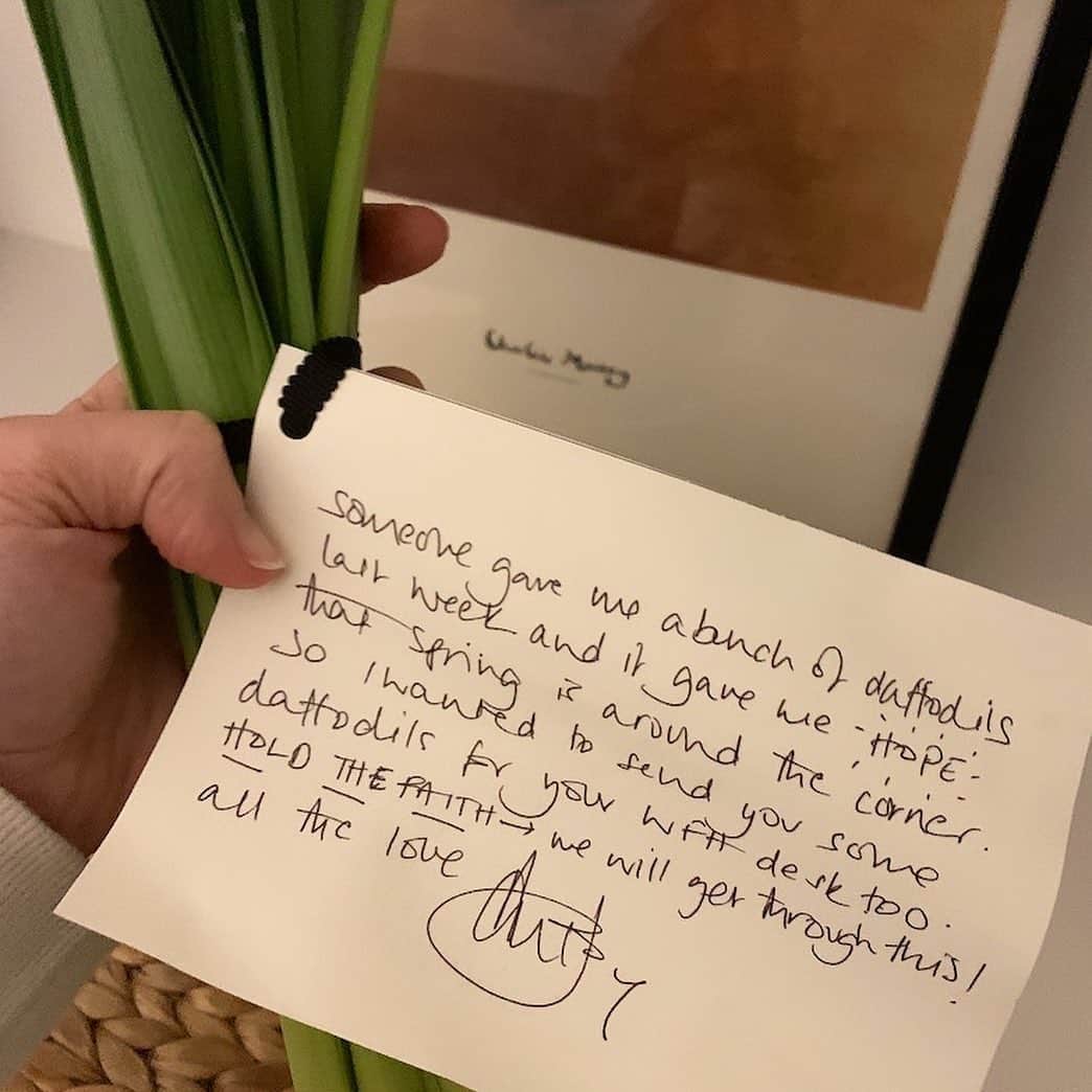 のインスタグラム：「The most lovely surprise, thank you Anya. ♥️ from your team 🌼」