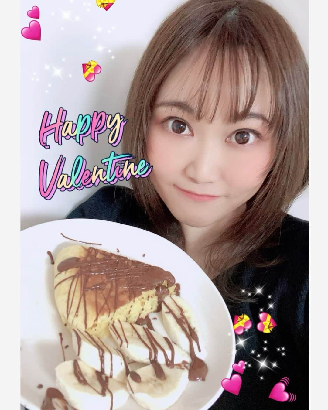 真仲りえのインスタグラム：「Happy Valentine❤️❤️  #声優 #役者 #Valentine #バレンタイン #チョコ #パンケーキ #カステラパンケーキ #麦ライスさん #厚みのあるパンケーキ #甘いもの #ケーキ #チョコバナナ #ポートレート #被写体」