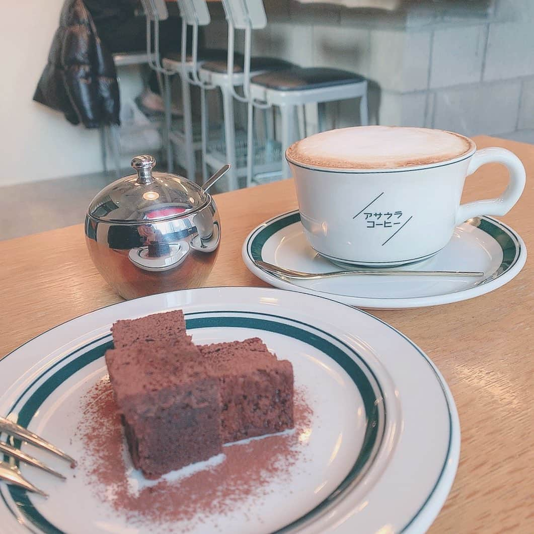 板野優花さんのインスタグラム写真 - (板野優花Instagram)「☕️大阪・中津 アサウラコーヒー ・ バレンタインということで 最近いったカフェの中でも 特にガトーショコラが美味しかったお店を紹介☺️💕 ・ スコーンも美味しいお店なんだけど この日はガトーショコラにしました✨ 見た目はふわっと系に見えるけど かなりずっしりぎっしりのケーキで 生チョコを食べてるような感覚🍫💓 ・ 苦味のあるドリンクと一緒がオススメ💋 ・ PIASタワーのすぐ裏側にあるから 梅田からも全然歩けたよー☺️💕 ・ #アサウラコーヒー  #大阪カフェ #大阪グルメ #梅田カフェ #梅田グルメ #中津カフェ #中津グルメ  #関西カフェ巡り #北区カフェ #カフェ巡り好きな人と繋がりたい  #関西グルメ #おいしいもの好きな人と繋がりたい #カフェ活 #おすすめカフェ #カフェ女子 #カフェラテ #ガトーショコラ #ゆーろの美味しいメモ」2月14日 19時40分 - yuka_itano