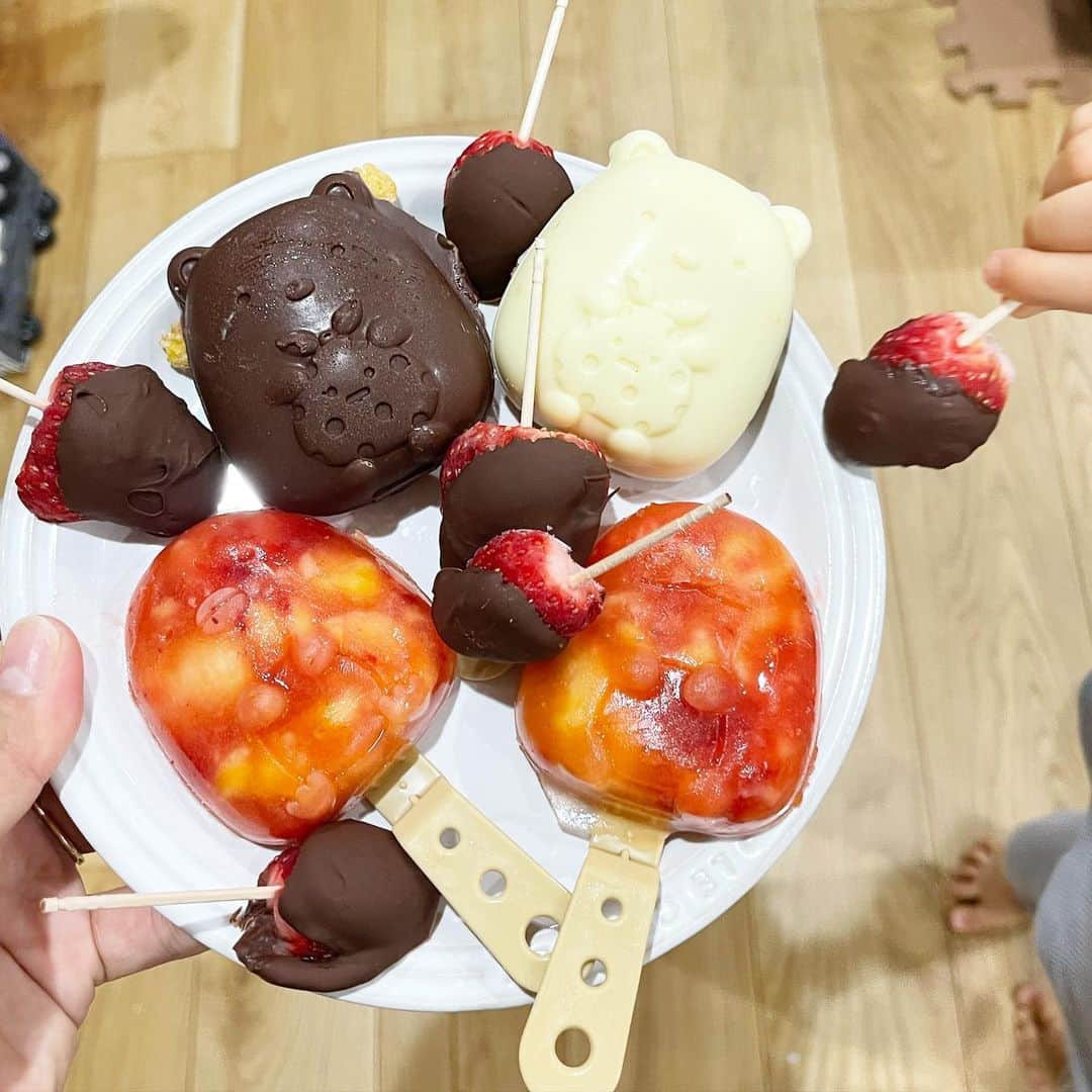 のインスタグラム：「❤️ バレンタインだからね😌 娘ちゃんと一緒に 作りました。 つまみ食いの手が伸びている… フレークチョコとアイスと苺チョコ🍓🍫 #すみっこぐらし  #バレンタイン」