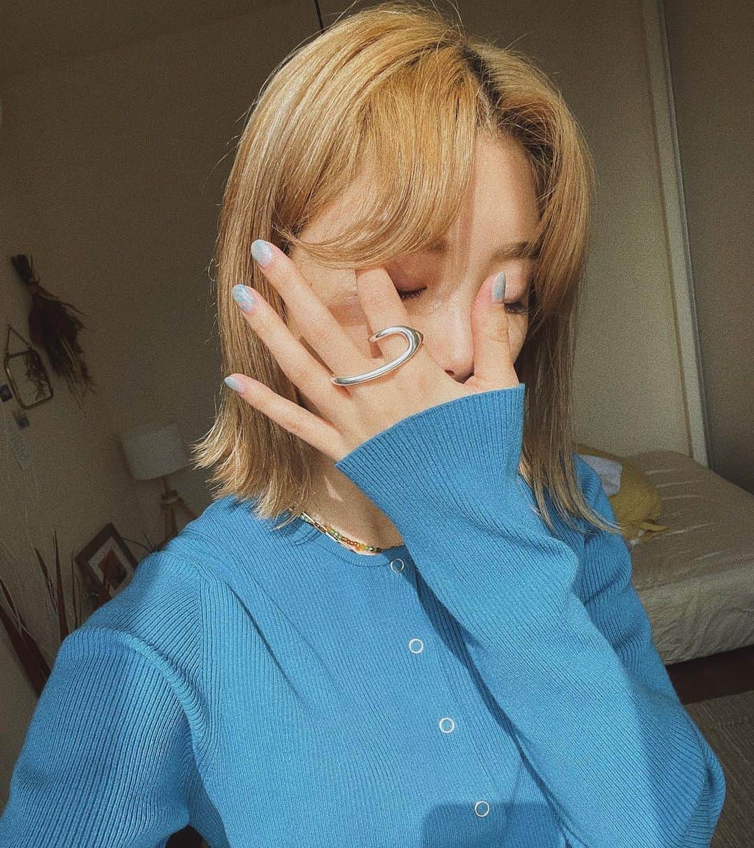 yuikoのインスタグラム：「🦋🦋🦋 前髪伸びてきたゼ ハッピーバレンタイン」