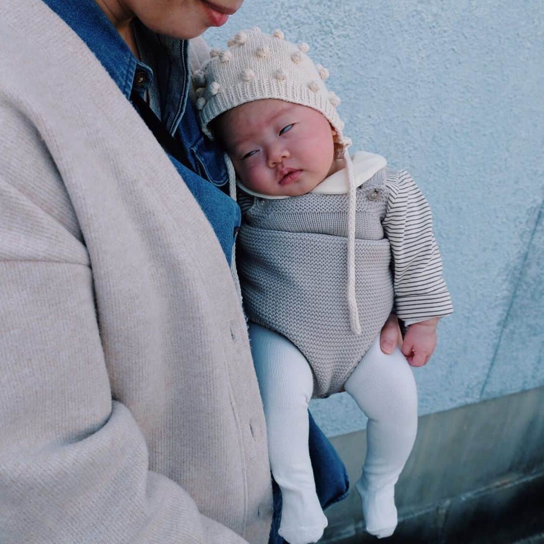 松原加奈恵のインスタグラム：「朝からお散歩👶 お天気よくて気持ちよかったね♡  この白目ちゃんが大好き☺️☺️ . . #baby #女の子ベビー #生後47日」