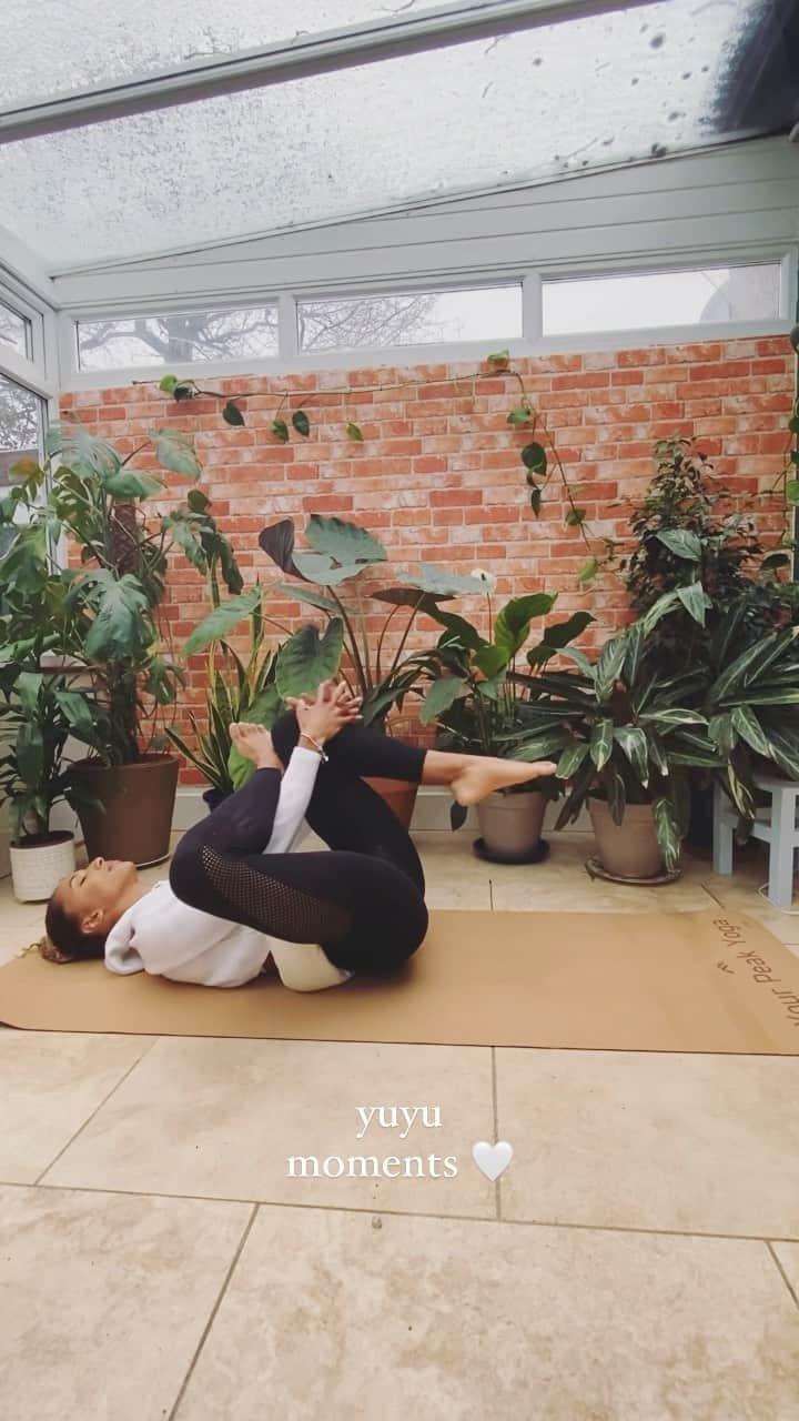 Laviai NIELSENのインスタグラム：「self-care Sundays - make time for yuyu 🤍🥰 @yuyubottle   #maketimeforyuyu」