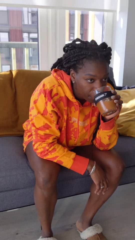 アシャ・フィリップのインスタグラム：「Lockdown Lounging 😆🔒⁣ ⁣ OOTD: @Gymshark Colour Burst Hoodies 💚🧡💙⁣ ⁣ ⁣ ⁣ ⁣ #Lockdown #Chilling #Restday #Gymshark #Lounging #Netflix #Lowkey #SofaDay #GymsharkWomen #IGReels #Colours #Green #Orange #Blue #OOTD #Sunday」