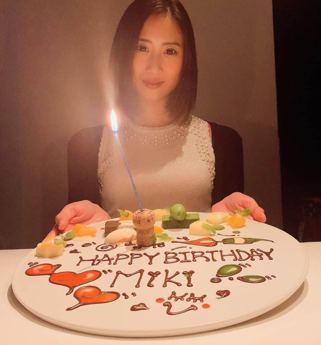 のインスタグラム：「ありがとう😘💋  皆んなに今年の抱負を聞かれたので... 30代はなりたい自分に向かって努力する1年にしたいです🙌  #誕生日 #誕生日ディナー #20代最後の日 #20代最後の晩餐 #桜井未来」