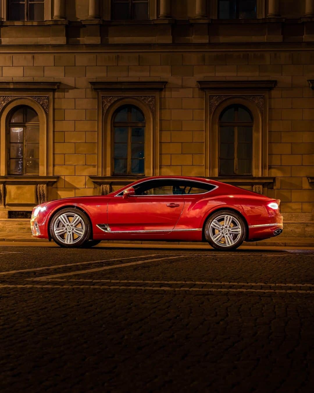 ベントレーさんのインスタグラム写真 - (ベントレーInstagram)「Anyone can catch your eye, but it takes someone special to catch your heart. #HappyValentinesDay. #WorldOfBentley  _ #Bentley Continental GT V8 WLTP drive cycle: combined fuel consumption: 23.3 mpg (12.1 l/100 km), combined CO₂: 275 g/km. Photos by @haberkornphotography」2月14日 19時50分 - bentleymotors