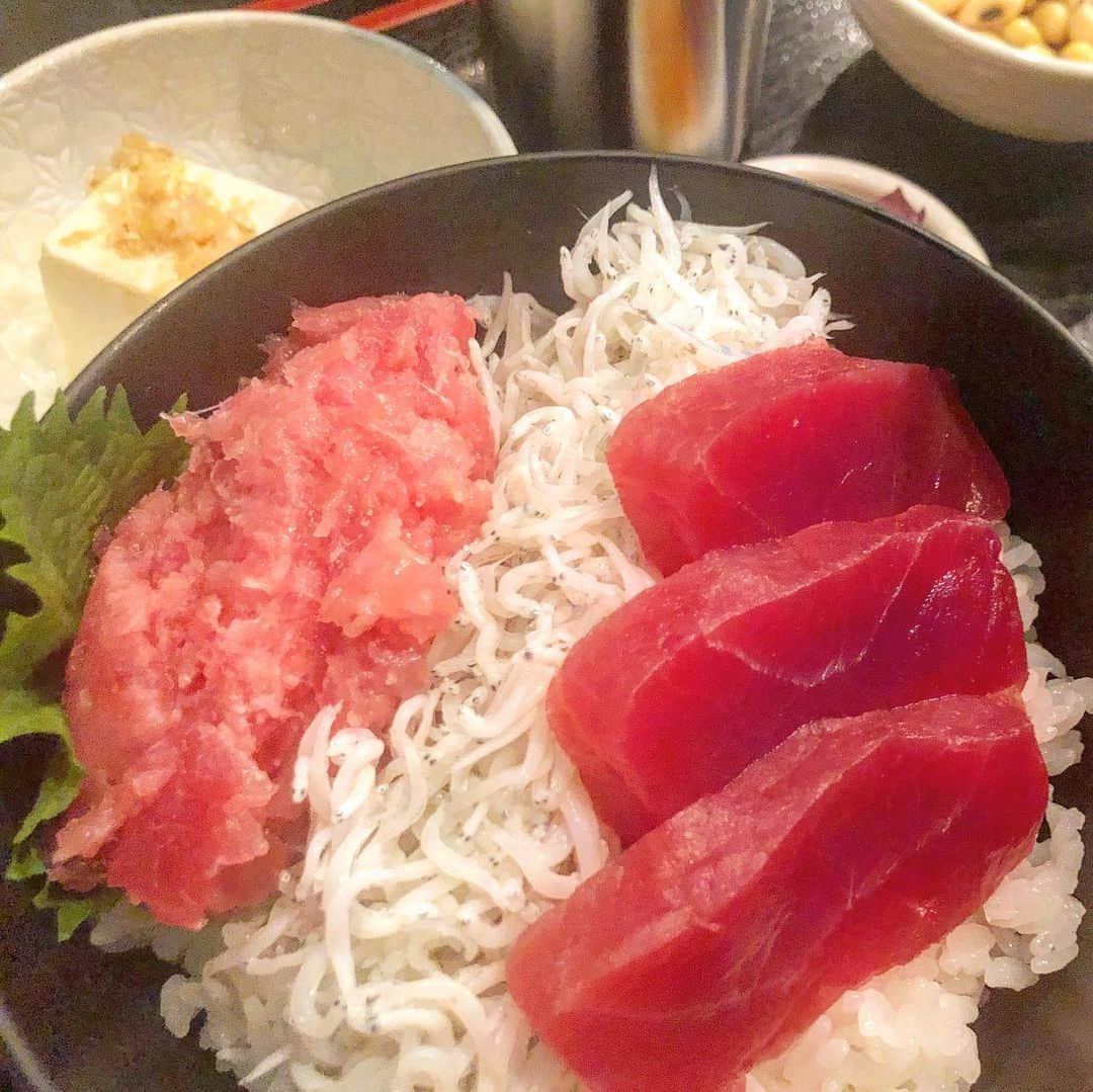 JOJO（ものまね）さんのインスタグラム写真 - (JOJO（ものまね）Instagram)「ココなかなか美味しかったけど、 お豆が1番好みだった(〃˘ ˘〃)♡笑 . お豆をタッパーで✩.*˚ 持ち帰りたかったよぉー٩(｡•ω•｡)﻿و笑笑 . 鎌倉＝しらす丼だろ！って事で マグロとの3食丼❤❤ . この日は満席で隣のお店に案内されたけど、コロナで影響出てるのかなぁ？ . また行きたいなぁ〜( ๑´•ω•`๑) . もう少し落ち着いたらね♬︎♡ StayHome🏡✨٩(*´◒`*)۶ .  #jujuのそっくりさんjojo #グルメ #グルメ好きな人と繋がりたい #グルメスタグラム #グルメ女子 #グルメ部 #グルメな人と繋がりたい #グルメ巡り #グルメ好き #東京グルメ #グルメ旅 #グルメ記録 #グルメ好きと繋がりたい #ぐるめすきな人と繋がりたい #ぐるめ #ぐるめすたぐらむ #ぐるめな人と繋がりたい #美食 #美食日記 #美食家 #美食 #鎌倉 #鎌倉グルメ #鎌倉観光 #鎌倉ランチ #鎌倉デート #鎌倉旅行 #鎌倉散策 #鎌倉ごはん #しらす丼 #三食丼 ❤」2月14日 19時50分 - jojo_monomane