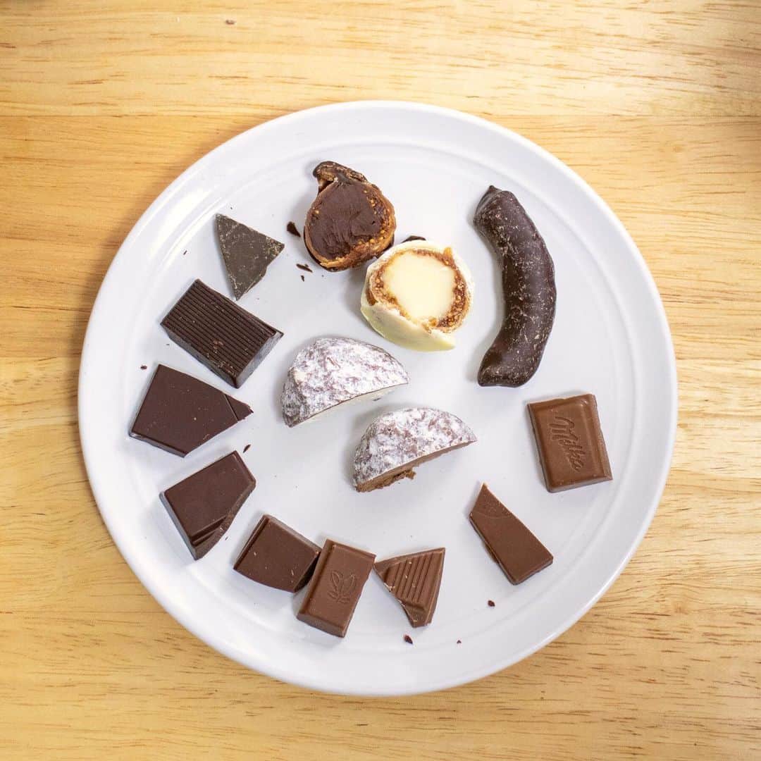 ヤミーさんのインスタグラム写真 - (ヤミーInstagram)「ハッピーバレンタイン❣️ チョコ食べ比べました。  (さくちゃん @sakusaku_chan の写真をお借りしました) #食べ比べが好き #バレンタイン」2月14日 19時51分 - ym_3stepcooking
