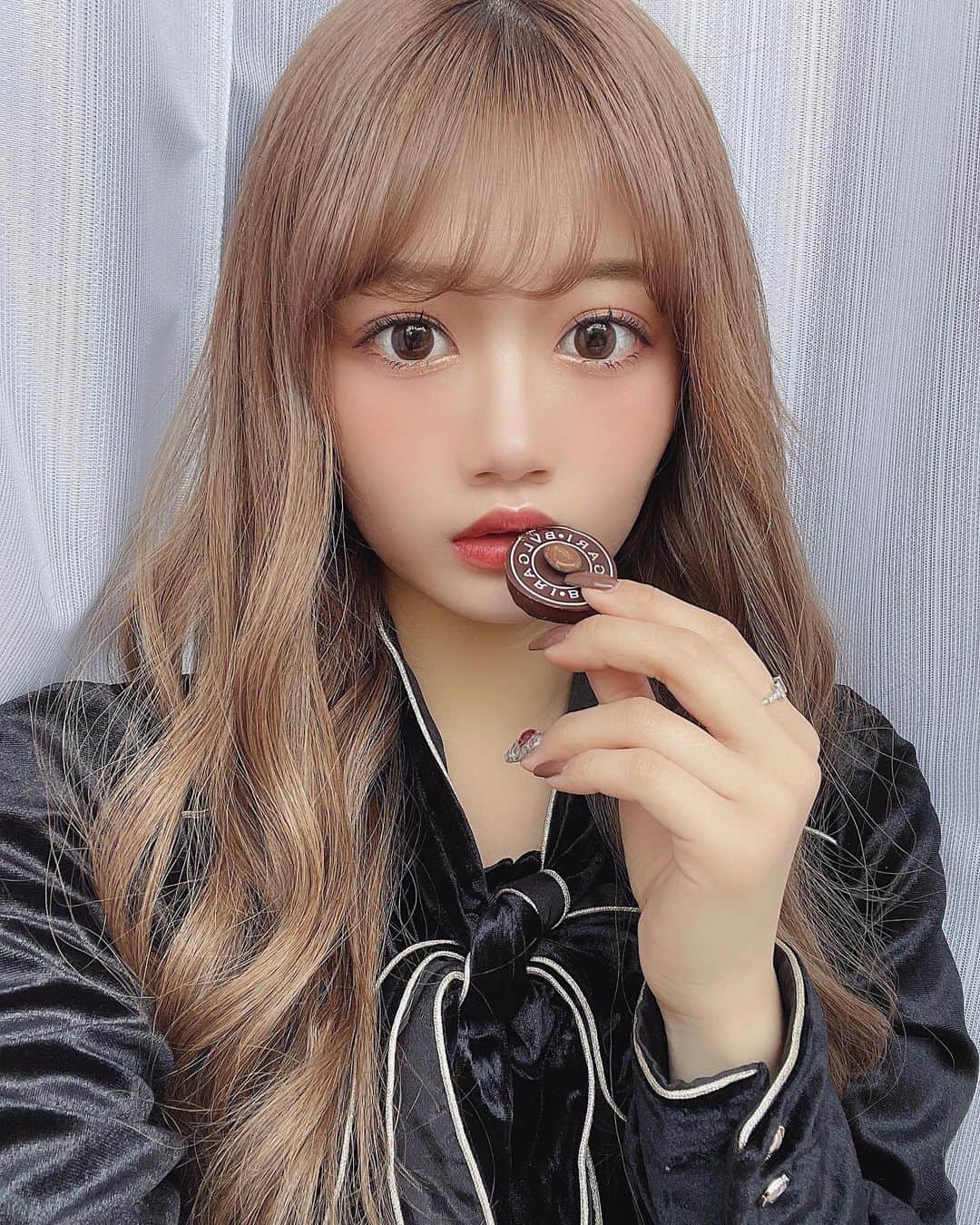 加藤夏歌のインスタグラム：「Happy Valentine 🍫❤️ . パパさんから貰ったチョコ🤎 初めての逆バレンタインでした!!うれぴ😗 みんなはどんなバレンタインだった？？😍 . バレンタインネイルは  @ankhcross_nail さんで🐻 いつもありがとうございます🙇‍♀️🤎」