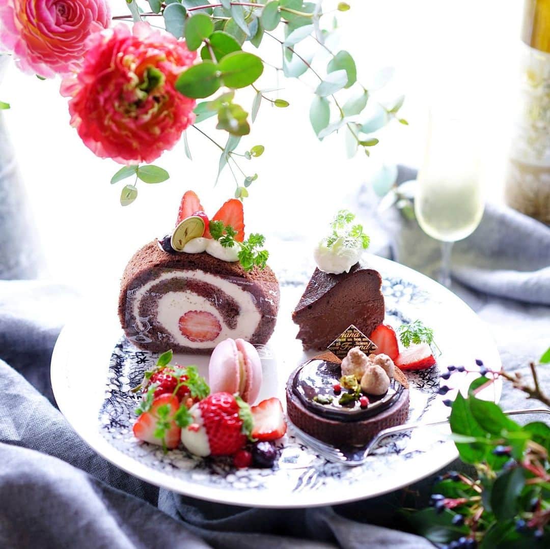 のインスタグラム：「𓅭𓅭𓅭﻿ 午前中、友達が息子たちにチョコを持ってきてくれて、﻿ 週末なにしてたー？って聞かれ、﻿ まったりしてたー❤︎って言ったけど、﻿ 嘘 で す 。﻿ チョコと生クリーム、いちごと牡蠣のカオス。﻿ にっこり笑顔の後ろの台所は、戦場と化していた。﻿ そしてたどりついた仕上げ。﻿ ストック4個あったはずの丸口金がいっっこもない。﻿ 揃って家出してやがる。﻿ キモカワサンタの呪いなの…？﻿ ﻿ というわけで、バレンタイン2021'。﻿ 全日までノープランで、なんだか手際が悪くて時間かかっちゃった…﻿ ラインナップは、ブログに👀☞ ﻿@kyoko_plus 夫も喜んで食べてくれたのでよかったー。﻿ お返しの目星はもうつけてあるけん←出た！﻿ ﻿ 途中、顔が死んでたので、夜ごはんはおいしい定食やさんに行ってきた（笑）﻿ （牡蠣はブランチに…）﻿ 友達からおいしそうなワインももらったので、もっかい乾杯しようかな🥂（笑）﻿ あちこちで落ち着かない夜だと思うけど、穏やかな日曜の夜になりますように。﻿」