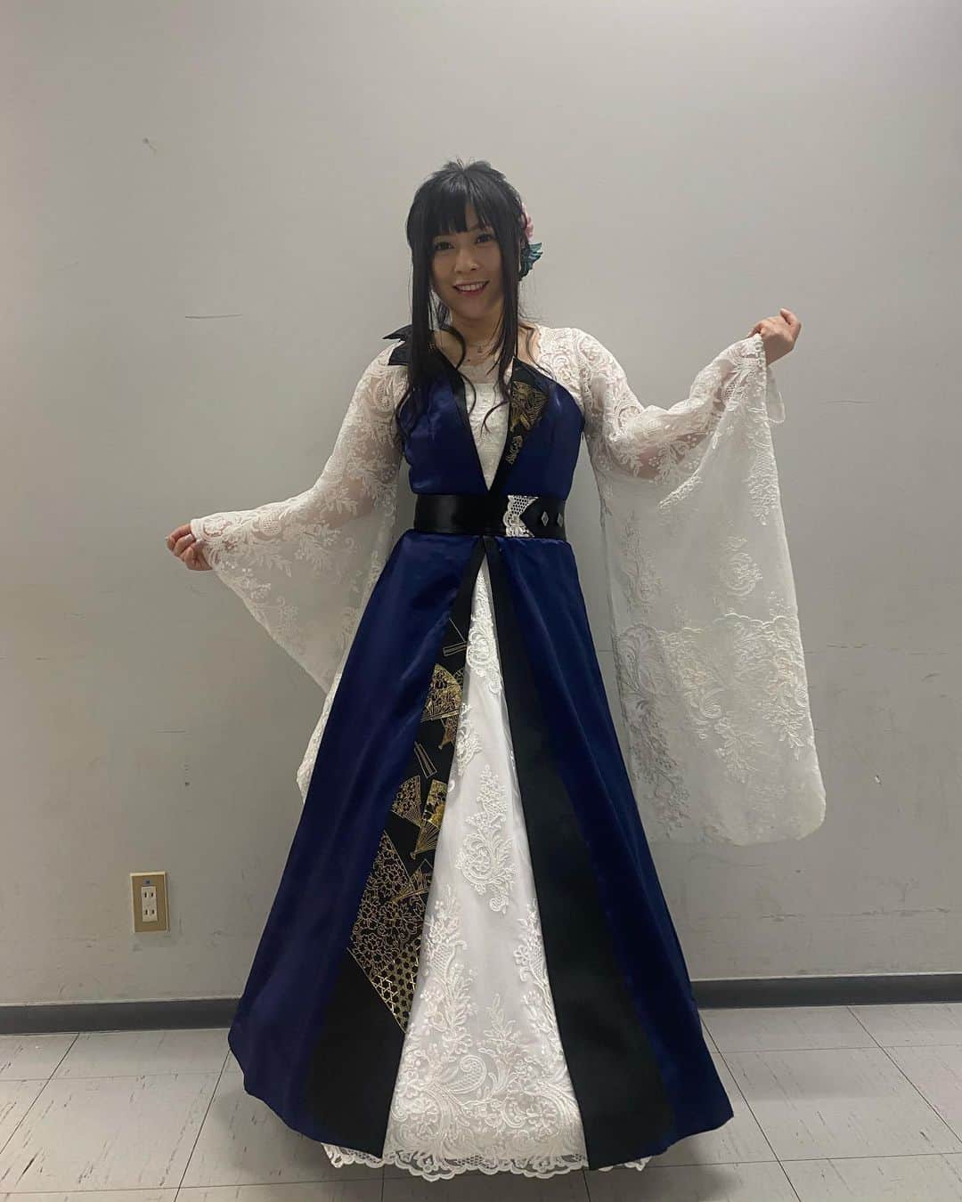 鈴華ゆう子のインスタグラム：「1年ぶりに着た衣装。また着れる日がくるとは。私は本当に音楽が好きで、根っからの音楽人間だなぁと思った一日でした。聴いてくださる方が1人でもいる限り、最後まで音を発信し続ける人生にしたいです。 #音楽人間 #音楽バカ #歌いたいが止まらない」