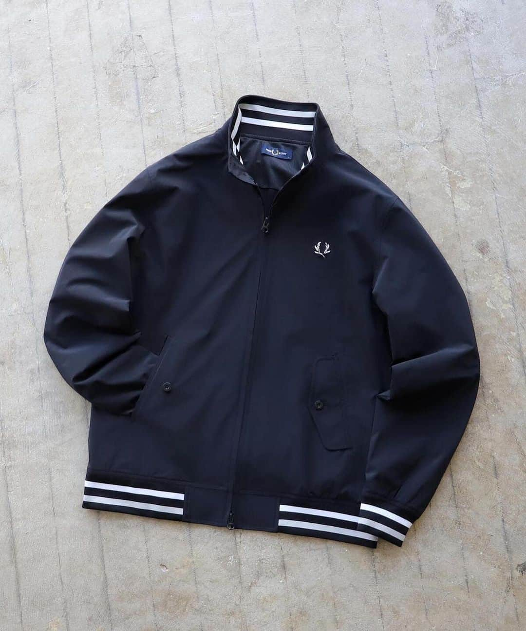 ビームスさんのインスタグラム写真 - (ビームスInstagram)「FRED PERRY × BEAMS  "Harrington Jacket" & "Graphic Sweat Shirt" New arrivals !  @beams_mens_casual 定番、ハリントンジャケットとスウェットシャツの別注アイテムが新入荷！ハリントンジャケットはストレッチの効いた表地、メッシュ裏地、リブラインでスポーティーにアレンジ。３色の糸を使ったローレルリースの刺繍は＜BEAMS＞別注だけの特別アレンジです。スウェットシャツはバックプリントにクラシカルなブランドロゴを贅沢にすべて刺繍であしらい、トレンド感のあるオーバーサイズで、リラックスしたシルエットが特徴的です。  FRED PERRY × BEAMS 別注をHPでチェック！ https://www.beams.co.jp/search/?sex=M&label=0011&brand=000633&q=fred+perry&search=true @beams_official ストーリーズハイライト "Pick up items"より  Introducing our exclusive version of “FRED PERRY”’s Harrington Jacket and Graphic Sweat Shirt! Harrington Jacket is reborn with a stretchy outer material, mesh lining and stripe rib to make it more sporty.  The brand’s logo, “Laurel Wreath” is specially embroidered with 3 different color threads which is also exclusive to this collaboration. The  sweatshirt has a more relaxing feel with the trendy oversized silhouette with a large embroidery of “Laurel Wreath” on the back.   #beams #ビームス #fredperry #フレッドペリー #アウター #ブルゾン #スウェット #スウェットシャツ #outerwear #blouson #jacket #sweatshirt」2月14日 19時58分 - beams_official