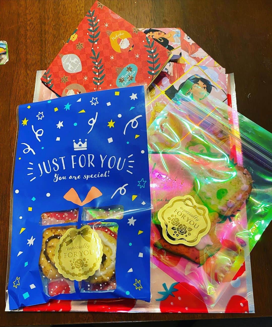 お兄ちゃんのインスタグラム：「娘からのバレンタインのプレゼント🎁 チョコクッキーと手紙✨ 初めてのクッキー作りだったみたい🍪 めちゃくちゃ嬉しかったし、めちゃくちゃ美味しかった！！ 感動！！ 手伝ってくれたママもありがとう❗️ #バレンタイン #娘よ #ありがとう #これさえあれば頑張れる」