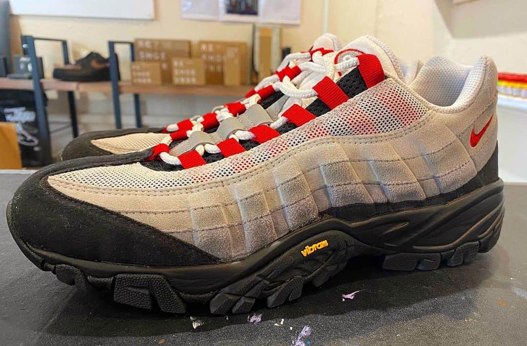 Sneaker At Randomのインスタグラム：「NIKE AIR MAX 95  ソールは加水分解してしまったため ビブラムソールでオールソール交換させて頂きました。  ご依頼ありがとうございます。  #airmax95 #nike #aırmax #スニーカー好き#スニーカーアトランダム #スニーカー #スニーカー修理 #修理職人 #市川 #本八幡 #大阪 #心斎橋 #sneakeratrandom #sneaker #shoestagram #repair」