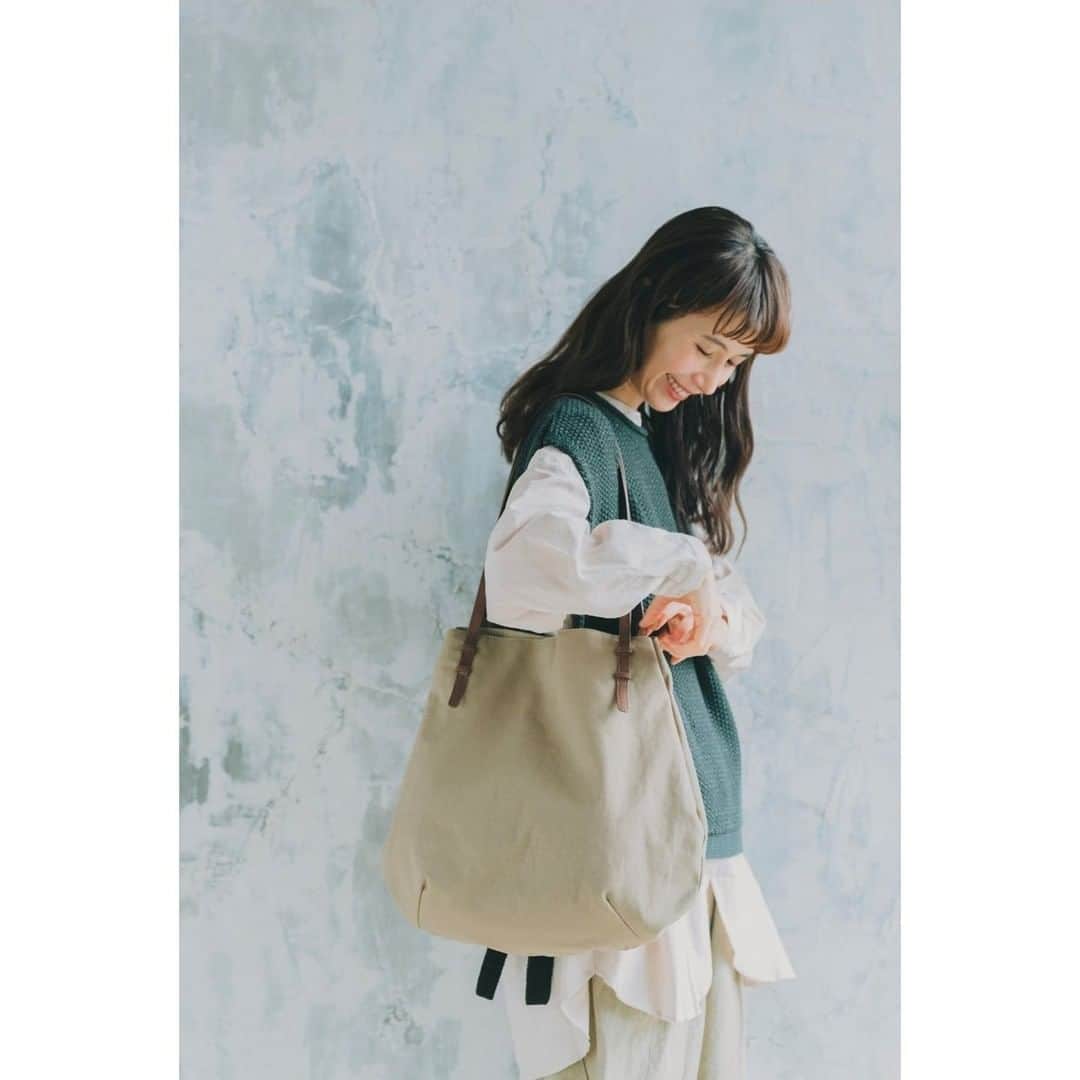 シャンブルオフィシャルさんのインスタグラム写真 シャンブルオフィシャルinstagram 始まりの季節は Mushroomと やさしい風とともにかおる 春の装い たっぷり入る大きめトートは 丸みのあるかわいいフォルムでニットコーデにもぴったり カラーは全部で3種類