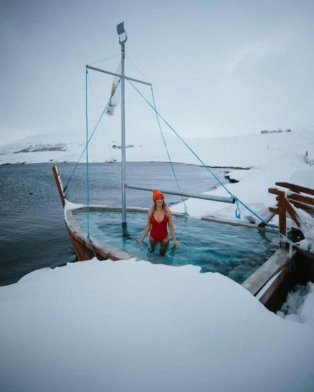 Discover Earthさんのインスタグラム写真 - (Discover EarthInstagram)「Would you dive into this jacuzzi boat in Iceland?  The water is 40°, so quite hot! Even when it's snowing.  #discovericeland🇮🇸 with @asasteinars  . . .  #jacuzzi  #relax  #spa  #sauna  #pool  #holiday  #summer  #chill  #travel  #weekend  #hotel  #instagood  #wellness  #happy  #jacuzzitime  #swimmingpool  #luxury  #sun  #hottub  #snow  #winter  #snowboard  #ski  #snowboarding  #iceland  #everydayiceland  #igersiceland  #inspiredbyiceland」2月14日 20時00分 - discoverearth