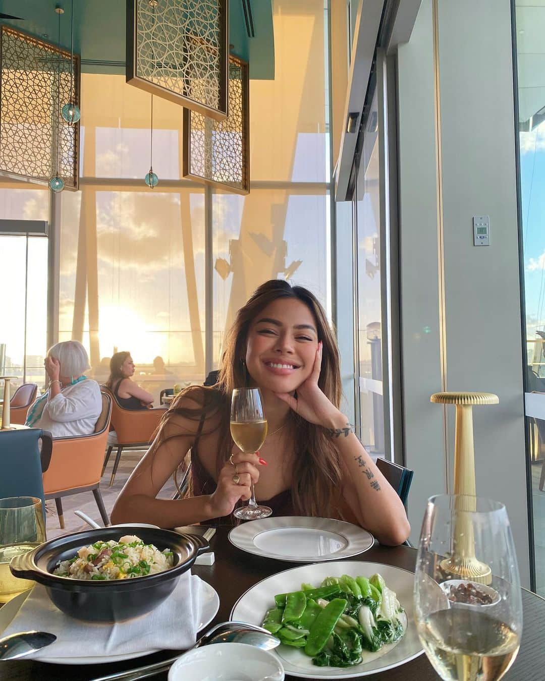 リリーマイマックのインスタグラム：「Do you ever have such a great dinner you need to take your belt off? Celebrated Valentine’s Day & the year of the Ox at @silksrestaurants @crownsydney 🥂#crownsydney #SilkSydney #sponsored #partner」