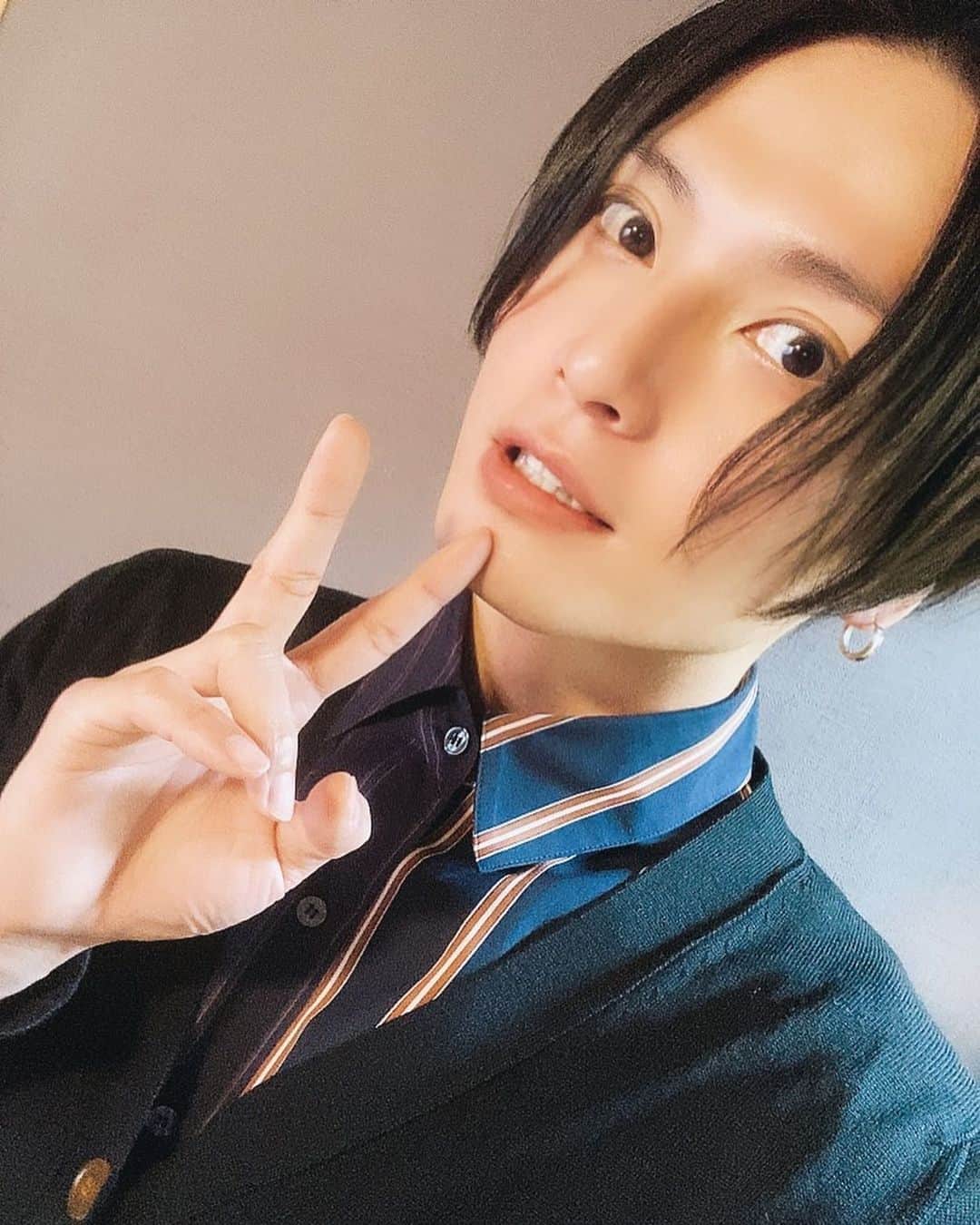 友常勇気のインスタグラム：「HappyValentine🥰🍫💕 and Happybirthday dear my grandmother🤗🎂❤️ Please live a long and healthy life😌✨✨✨ #ハッピーバレンタイン #友常勇気 #祖母 #誕生日 #これからも元気でね p.s 最近ハマってる #タバスコ 辛くて最高！！ #辛いの強くなった チョコ関係なくてごめん。笑笑」