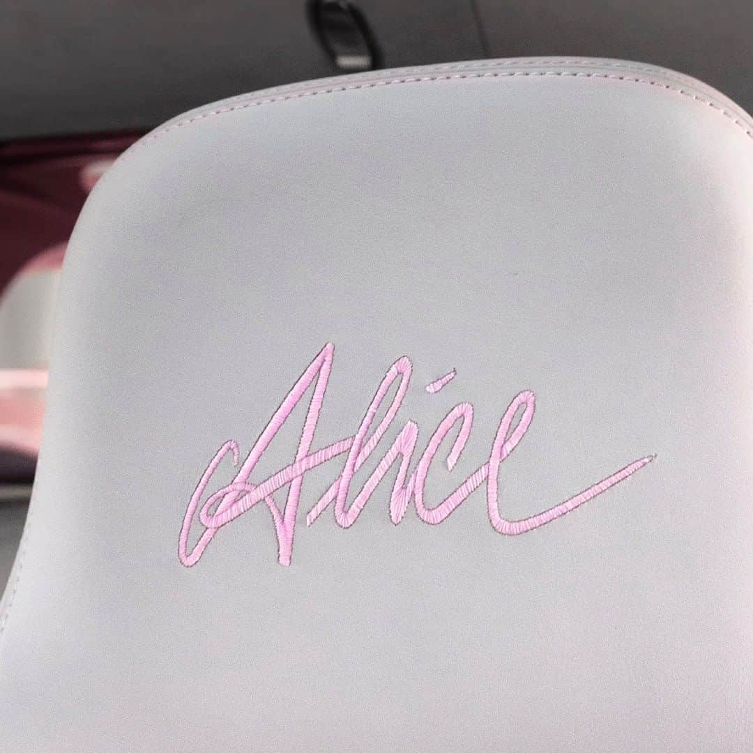 ブガッティさんのインスタグラム写真 - (ブガッティInstagram)「What more proof of love can a man gift to his wife than surprising her with her very personal CHIRON Sport thoughtfully customized in a Matt Blanc and „Silk Rosé“ finish.  #BUGATTI #BUGATTIChironSport #CHIRON #CHIRONSport  _ WLTP: Fuel consumption, l/100km: low 43.33 / medium 22.15 / high 17.99 / extra high 18.28 / combined 22.32; CO2 emissions, combined, g / km: 505.61; efficiency class: G」2月14日 20時01分 - bugatti