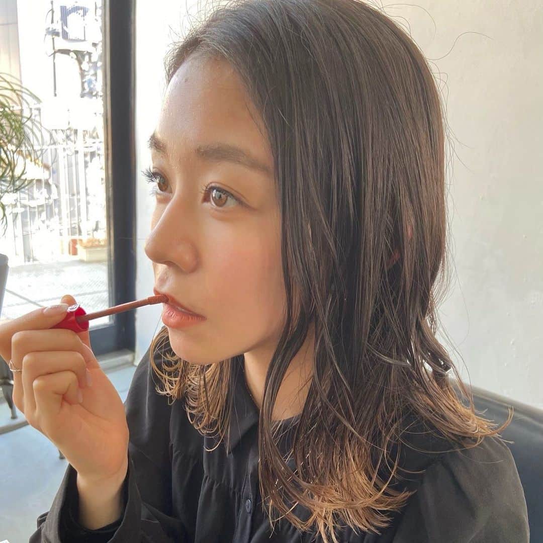 帆春のインスタグラム：「みんな！はっぴーバレンタイン🍫❤️  #2月14日 #バレンタイン #Valentine #撮影 #オフショット #makeup #lip #shooting  #japan #japanesegirl #gravure #hairmake  #ヘアメイク #メイク #リップ #ティント  👀顔のパーツが全部デカイ。歯もデカイ。🦷」