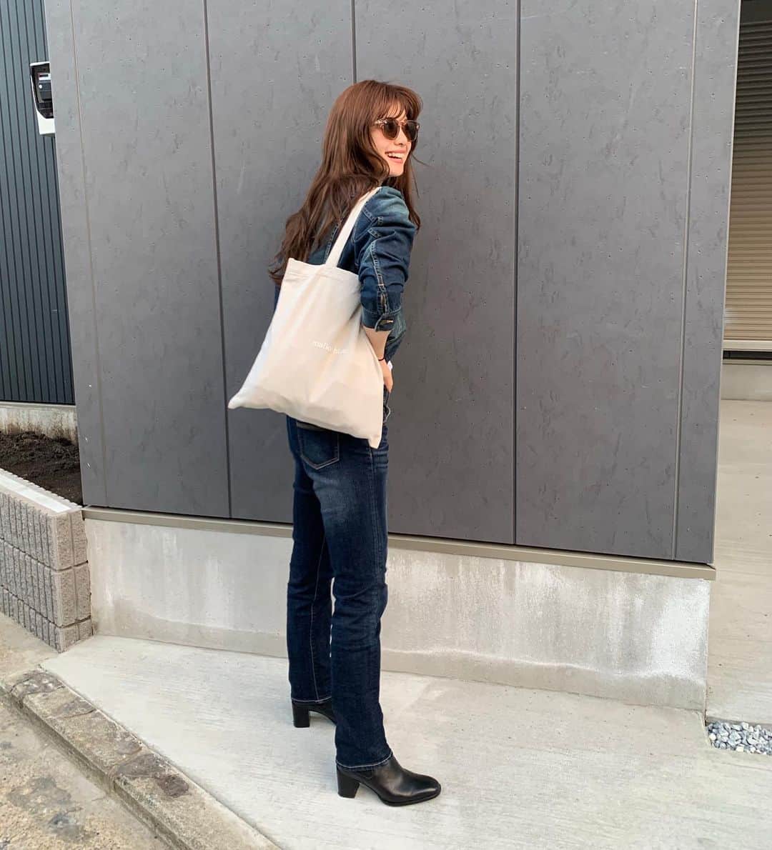 西谷菜々のインスタグラム：「. DENIM Lover💙 あったかくなるとデニムが着たくなる😊  エコバッグは2月下旬にオープンするブランド @mallowblue_official のもの🤍 "elegant"のキービジュアルとしてモデルさせていただいたので ぜひチェックしてみてね✨  #mallowblue #マロウブルー #エコバッグ」