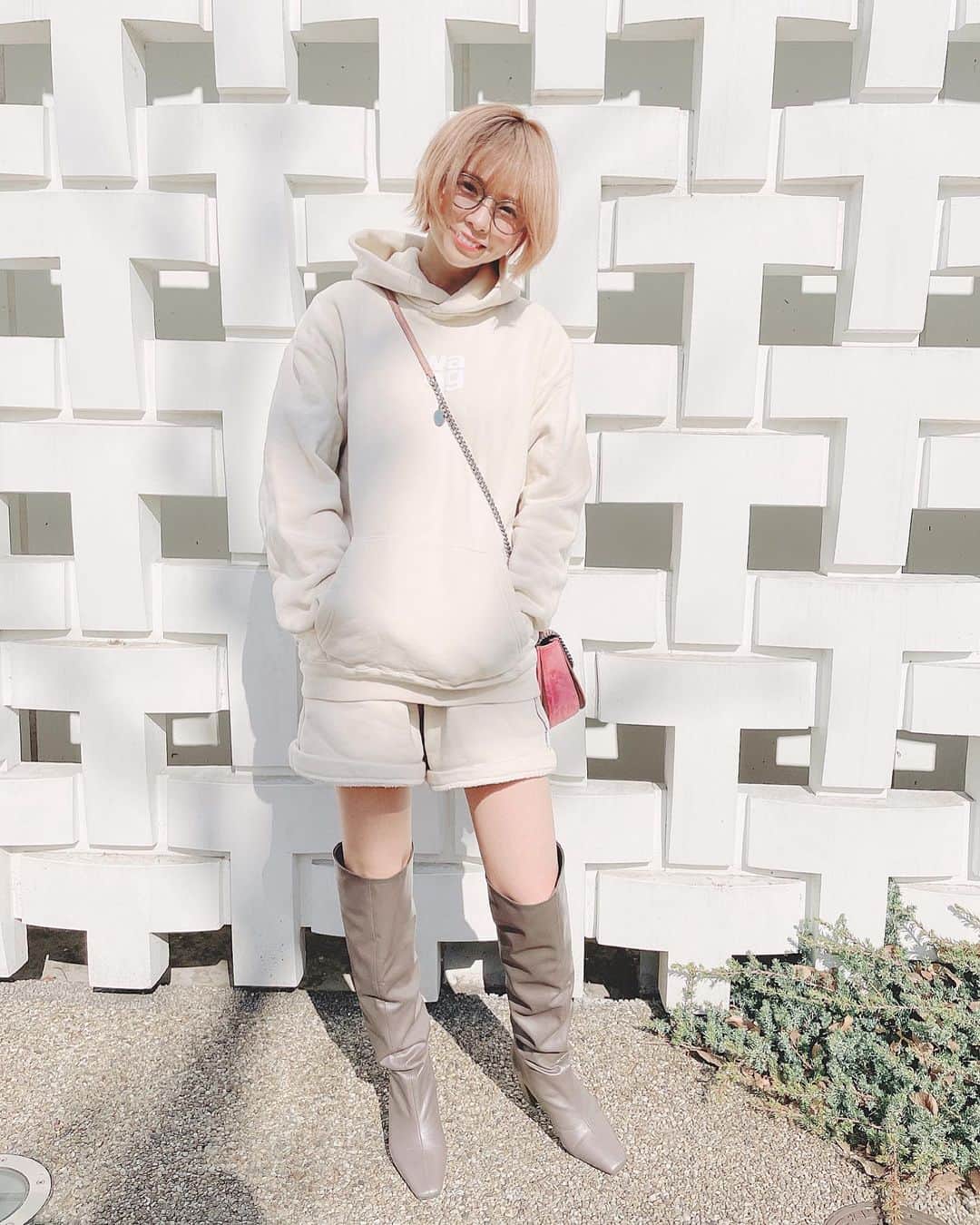 のインスタグラム：「今日は春みたいにあったかくて 天気良かったね🥰 ポカポカなだけで幸せな気分になれます。 お仕事前に撮ってもらった写真です🤳  このセットアップは #alexanderwang のもの。 ユニセックスなので ちょっと大きめです！！！  ブーツはすごくお気に入りなんだけど 丈の長さといい、歩きやすさといい、生地といい、履きやすさといい 全て完璧です。 #frayid で買いました。  ボーイッシュな格好に合わせると一気に可愛らしくなる。、。。  #ootd #code #fashion #beauty」