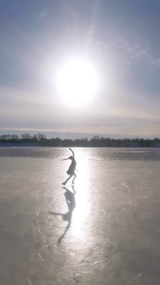 マリ・ヴァルトマンのインスタグラム：「This was fun.  #winter2021 #ice #figureskating」