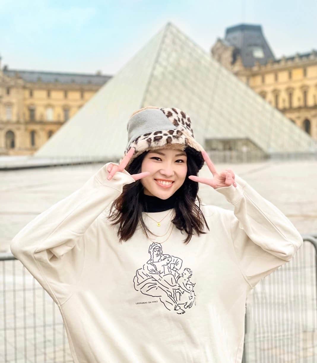 i_am_happpyのインスタグラム：「. . 【UNIQLO × museelouvre】 . ルーヴルとのコラボの記念に ルーヴル美術館前で✌️❤️ . このスウェット生地が薄くて軽い♪ ヨーロッパのUNIQLOは日本より 値段高めだけど、サイズが大きいから 高身長の私には嬉しい！笑 . . #ユニクロ21春夏何買った#uniqlo2021SS #ブロッサムオブダイバーシティスウェッ #ルーヴル美術館#uniqloginza2021SS」