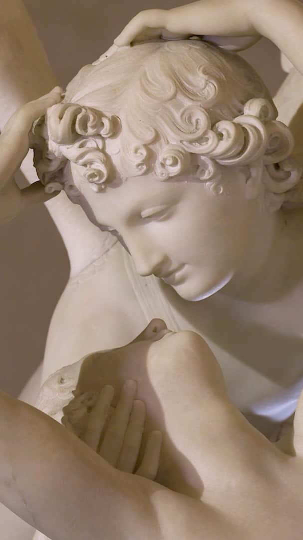 ルーブル美術館のインスタグラム：「. 🇫🇷 Pour la #SaintValentin, admirez ce chef-d’œuvre d’Antonio Canova ! ❤️ - 🏹 Psyché est sur le point de mourir empoisonnée par les effluves du flacon qu’elle ne devait pas ouvrir quand l’Amour se précipite, la pique d’une flèche et lui donne un baiser pour la faire renaître. Cette sculpture démontre la virtuosité de Canova tant dans la composition complexe que dans le travail subtil du marbre. - - - 🌍 For #ValentinesDay, admire  this masterpiece of Antonio Canova! 💕 - 🏹 Psyche, poisoned by the fumes from a flask she was instructed not to open, is on the brink of death. Cupid rushes to her rescue, pricking her with an arrow and reviving her with a kiss. The complex composition and subtle carving of the marble are a testament of Canova’s skill. . . . #LouvreChezVous #MuseumFromHome #Louvre #MuséeDuLouvre #valentinesday2020」