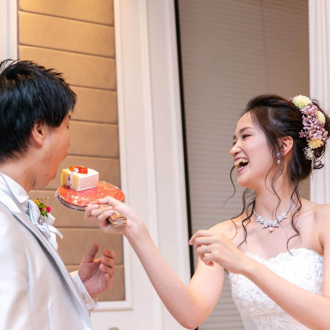 楽婚【公式】Instagramさんのインスタグラム写真 - (楽婚【公式】InstagramInstagram)「. ♡ハッピーバレンタイン！  世界中が愛にあふれた1日*＊ 大好きな彼に・旦那様に大好きを伝えて二人の絆がもっと深くなりますように。♡  ♥楽婚の先輩カップル：Makoto & Yuki 会場：#ヒルトン大阪   @rakukon をフォローして 『#楽婚』をつけて、 お写真の投稿大歓迎♡ 公式IGでリグラムされるかも！？  @rakukon をフォローして 『#楽婚』をつけて、 お写真の投稿大歓迎♡ 公式IGでリグラムされるかも！？  Webでご予約はTOPのURLより♡ ⇒@rakukon . #楽婚 #rakukon #ベストアニバーサリー #ベストブライダル #wedding #ウェディング#結婚式#結婚 #フォトウェディング#ウェディングフォト #日本中のプレ花嫁さんと繋がりたい #2021年冬婚 #2021年春婚 #2021年夏婚#2021年秋婚 #式場探し#オリジナルウェディング#ロケーションフォト #チャペル#チャペル式#チャペルセレモニーフォト #おもてなし#こだわりウェディング#カラードレス#挙式#披露宴#バレンタイン#バレンタインウェディング」2月14日 20時07分 - rakukon