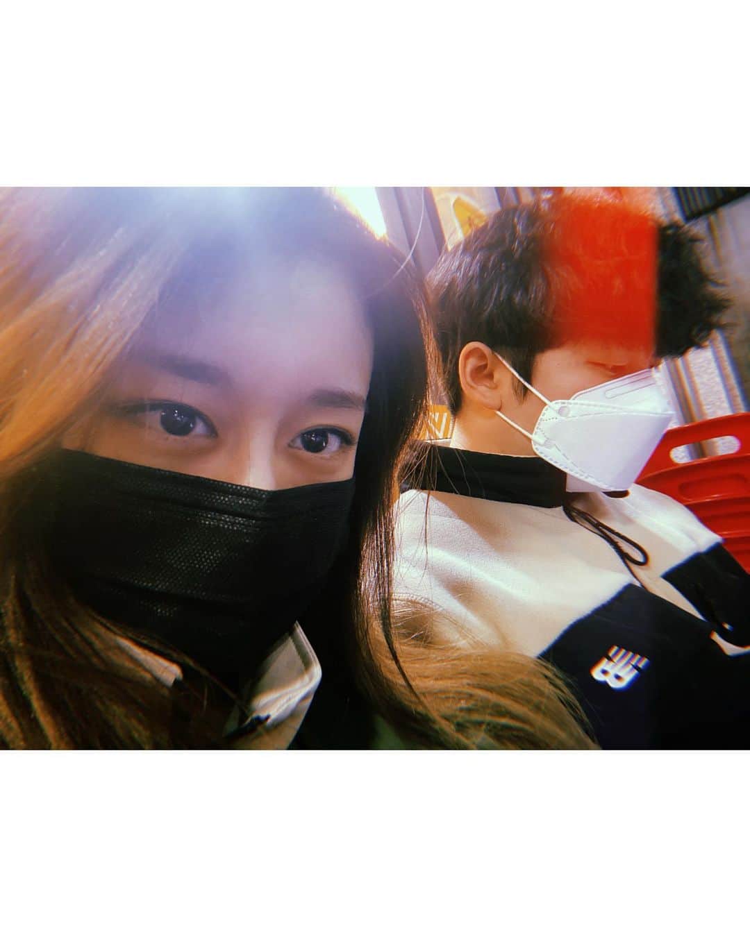 ジヨン のインスタグラム：「오랜만에 사진 좀 찍자니까 🥴」