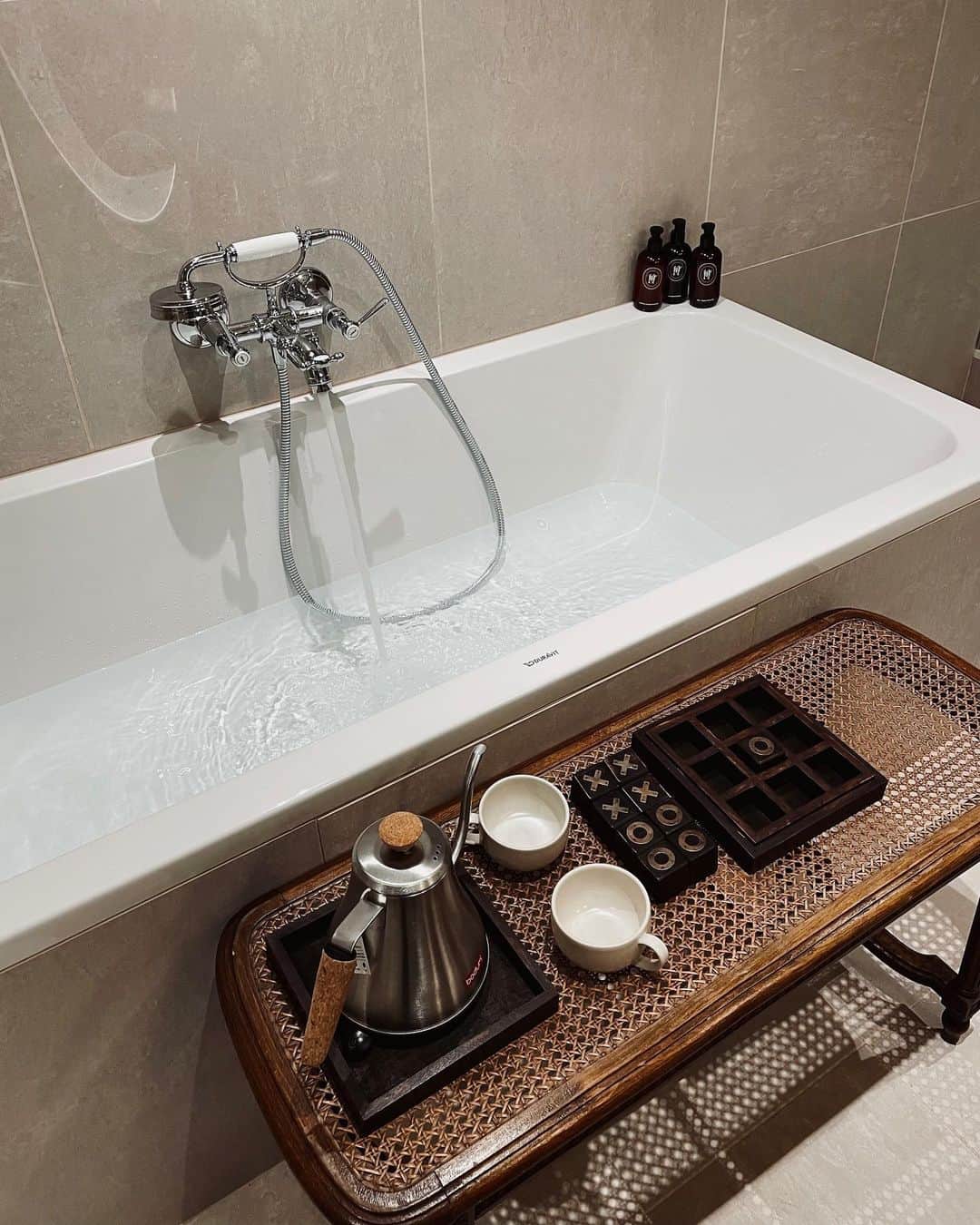 NICOLAS SIMOESのインスタグラム：「Plans for the day 🧡✨」