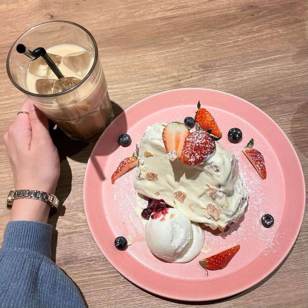 寺田真珠のインスタグラム：「最近の甘いものシリーズ🍰🍓✨  #sweets #cafe #シフォンケーキ #strawberry #caffetime #あげぱん #takeout #cocoa #給食のおばさん #ロールケーキ #おすすめ #follow」