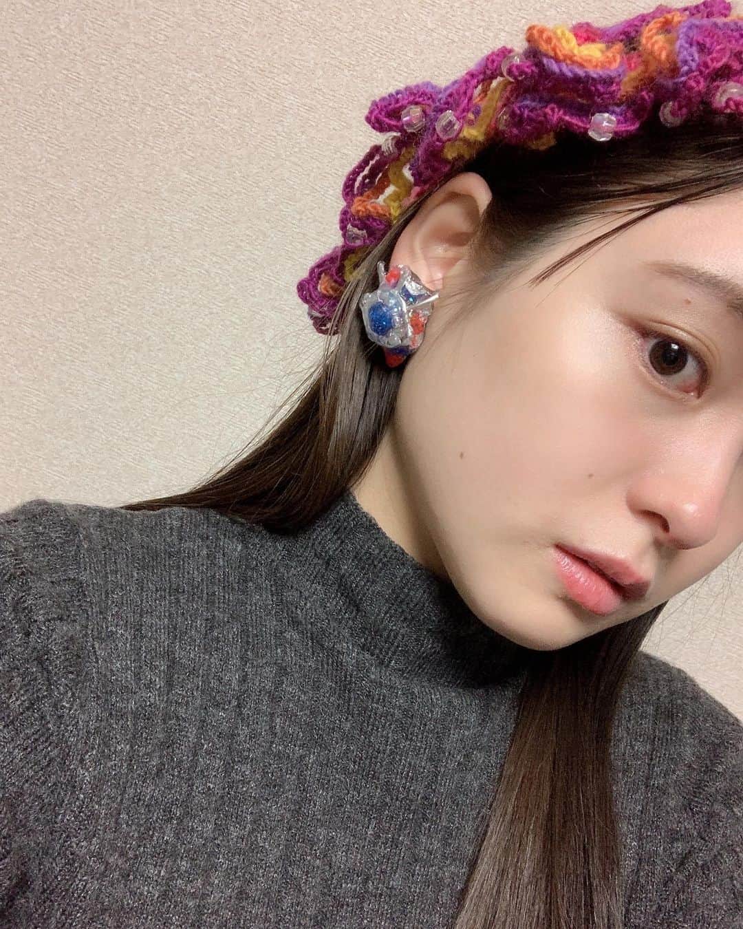 ヲヲタリンリンのインスタグラム：「こんばんは 先程は、はなまる撮影会にお越しいただきありがとうございました  いつも来てくださる方々に本日もお会いできた事とても嬉しく思います。 本当に本当にいつもありがとうございます。 改めて感謝申し上げます。  友達の素敵な作品を身に付けていると気分を上げることができます。 ありがとう 青とオレンジの色味、キラキラ、すっごく可愛くてすっごくお気に入りです。  #むにうむ #イヤリング　#キラキラお目々イヤリング　#ゆらきゅんお花帽」