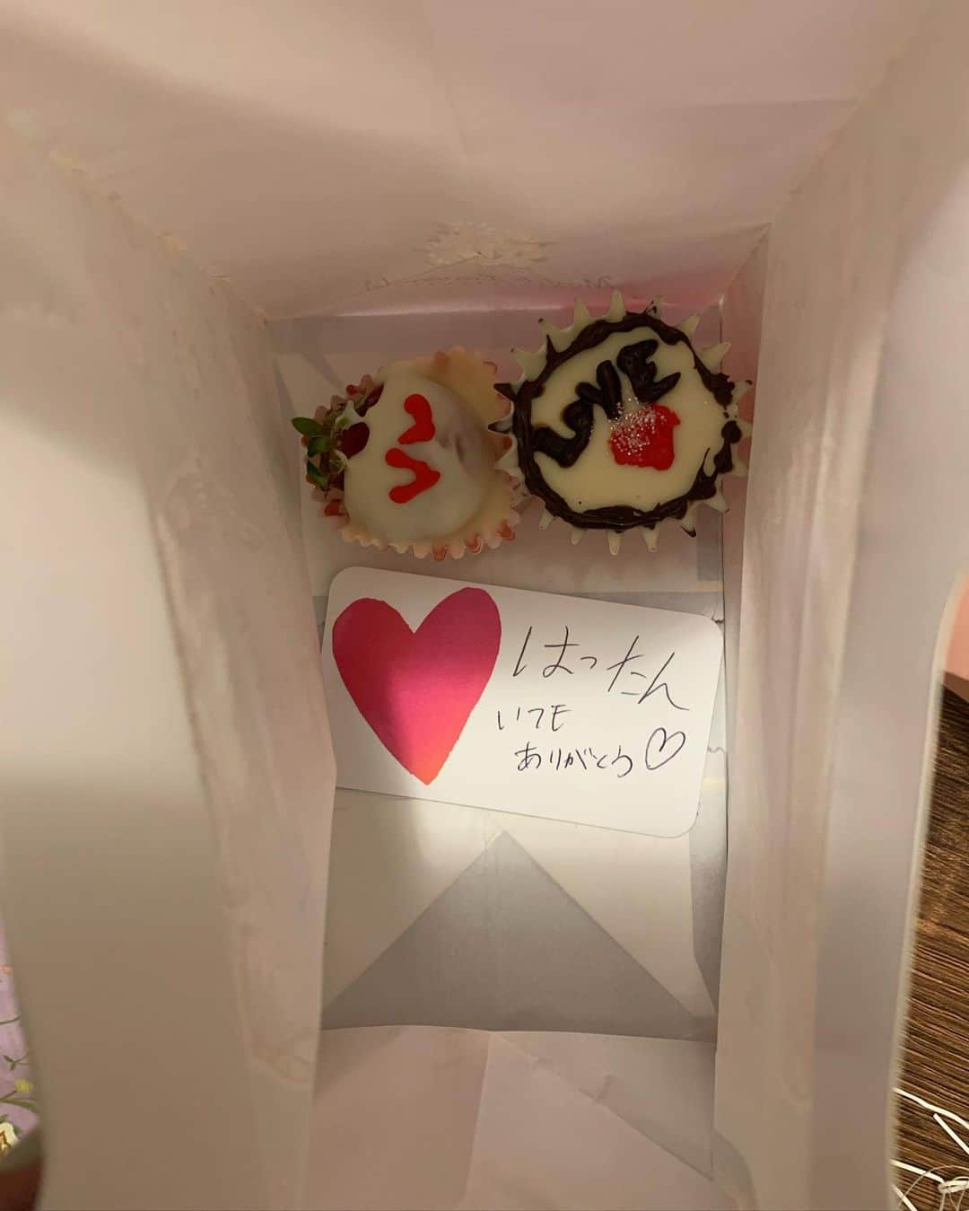 MINMIさんのインスタグラム写真 - (MINMIInstagram)「happy Valentine's day ♡ 今年はマカさんが考えたデカアポロDX （三層のチョコ）と恒例のイチゴチョコ作ったよ♡ p..s 東北の皆さん　地震は大丈夫ですか？ 昨晩は不安な夜を過ごしたかと思います　 大きな被害となりませんように 余震にも気をつけてくださいね  どこの地域にお住まいの方も 防災対策をしておきましょうね みなさんの安全、平和な夜をお祈りしています✨」2月14日 20時19分 - minmidesu