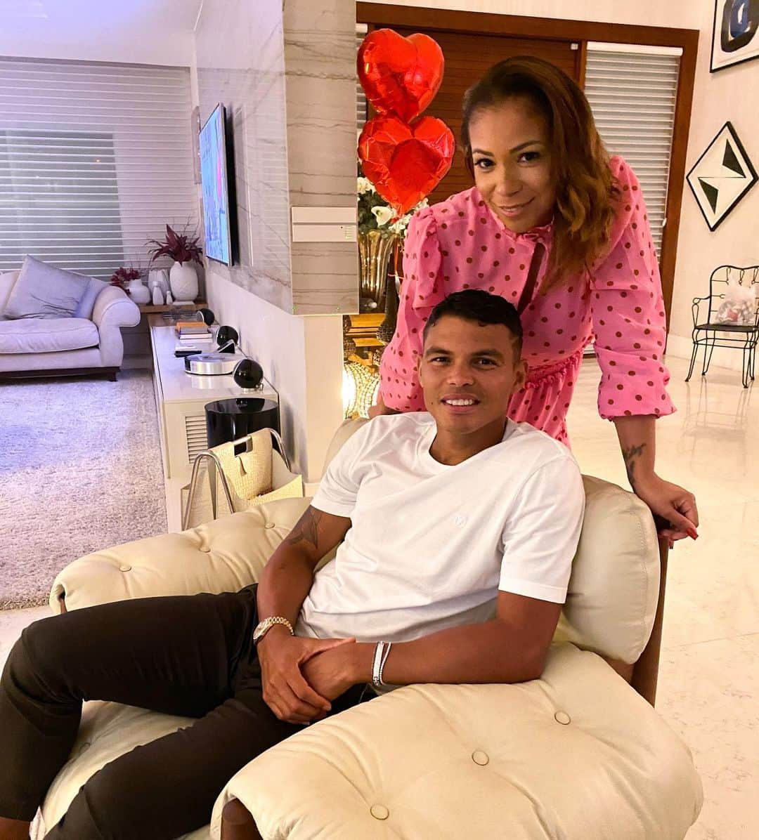 チアゴ・シルヴァのインスタグラム：「O sentimento que nos une é muito mais do que um feliz acaso, é uma história de amor! Te amo @bellesilva 💕 • • • #ThiagoSilva #OhhThiagoSilva #CFC #Chelsea #FamiliaSilva #ChelseaFC #London #LondonCalling #Londres #UnitedKingdom #England #Inglaterra #ThiagoIsBlue #WeAreBlue #ChelseaFans #BluesForever #cfcfans #chelseafootballclub #Chelseafcfans #StopCorona #CoronaOut #StopCovid #BelleSilva #ValentinesDay #SaintValentin #ThiBelle #SaintValentin2021 #14defevereiro #14fevrier」