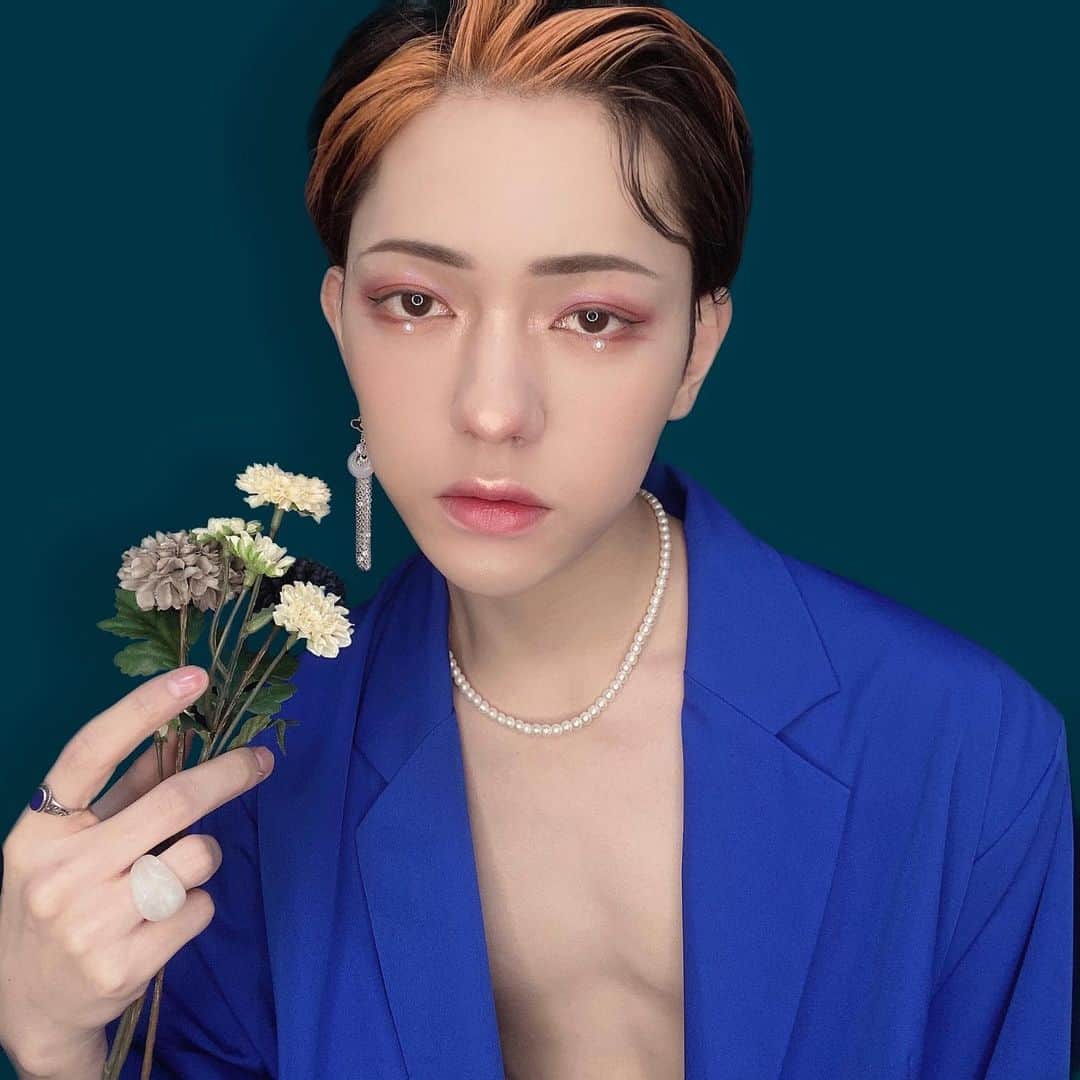 のインスタグラム：「今流行りの中国コスメ (@florasis.jp) 花西子の新作のアイシャドウパレット  『牡丹鏤月浮き彫りマルチパレット洛神賦』  を使ってメイクをしてみました。   高級ファッションブランド ヘブンガイアとのコラボで 三国の曹植の文『洛神の賦』から インスピレーションを得た商品。   繊細な彫刻がとても素敵で 使うのが凄くもったいない...   パウダーの細かさもパール感も 素敵すぎました。  アイシャドウ、ハイライト チークとして使える 捨て色無しのマルチな アイシャドウパレットです。  #花西子 #Florasis #バレンタイン #中国コスメ #PR」