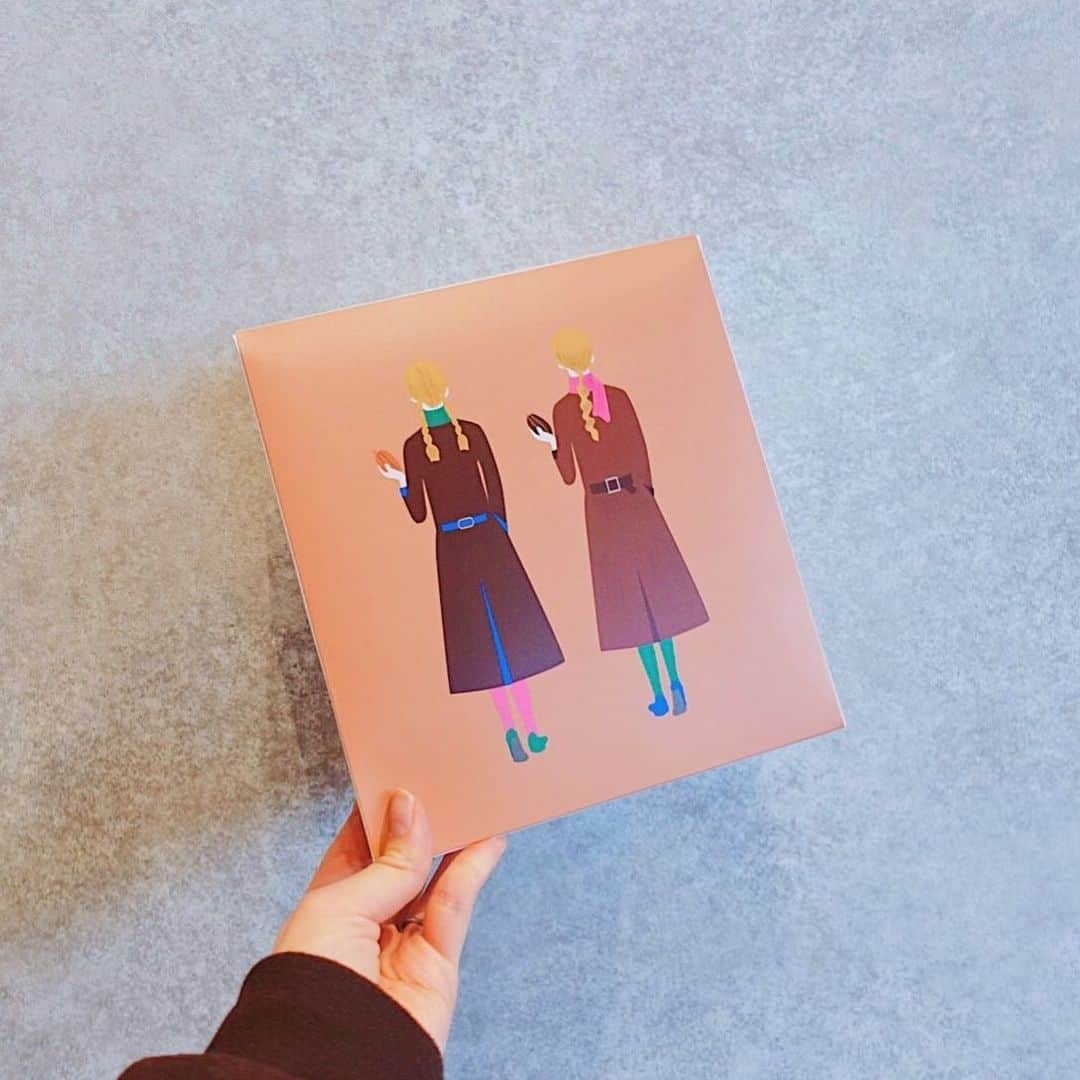 のインスタグラム：「タルティンのバレンタイン。  👭　@tartine.official   バレンタイン近かったので レコーディングの差し入れで タルティンを。 パッケージ全部かわいくてね、 争奪戦だったけど買えました。  苺とプラリネチョコの2種類🍓🍫  実ったヘーゼルナッツを双子の姉妹が「香ばしくロースト」して、 「砂糖をまぶしてキャラメリゼ」して、美味しいチョコレートと合わせてできたのが プラリネチョコのタルティンというコンセプト。  苺は "ふたりの好きな苺を炊き込みながら ほんの少しの魔法のスパイスを加えて 贅沢なお菓子を作りました。"というコンセプト。  背景から愛おしい…！  だれかにあげるときって 喜んでもらいたいから こういう物語が素敵なものを 選んじゃうなぁ。  みんなはどんなバレンタインでしたか？🥰  #tartine #valentines #happyvalentinesday #chocolate #sweets #strawberry #タルティン　#スイーツ #バレンタイン #タルト #お取り寄せ #お取り寄せスイーツ」